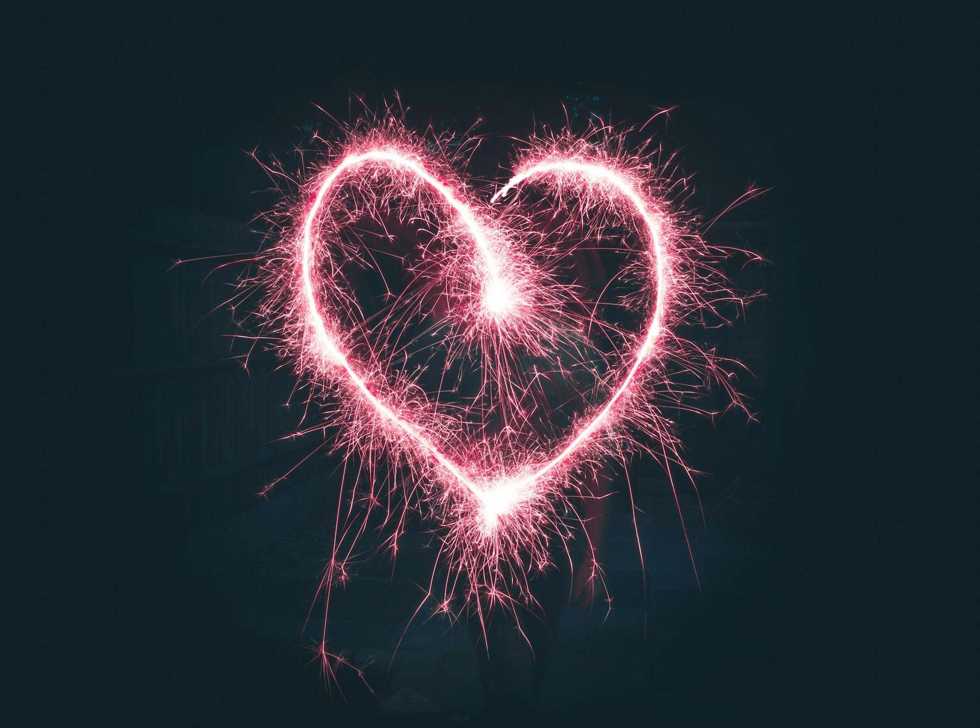 Cuore rosa di luce incandescente