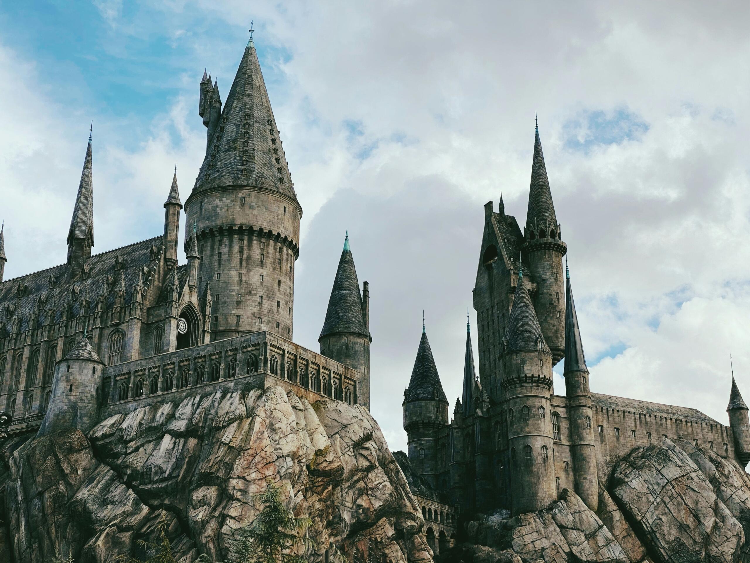 Il castello di Hogwarts visto dall'esterno.