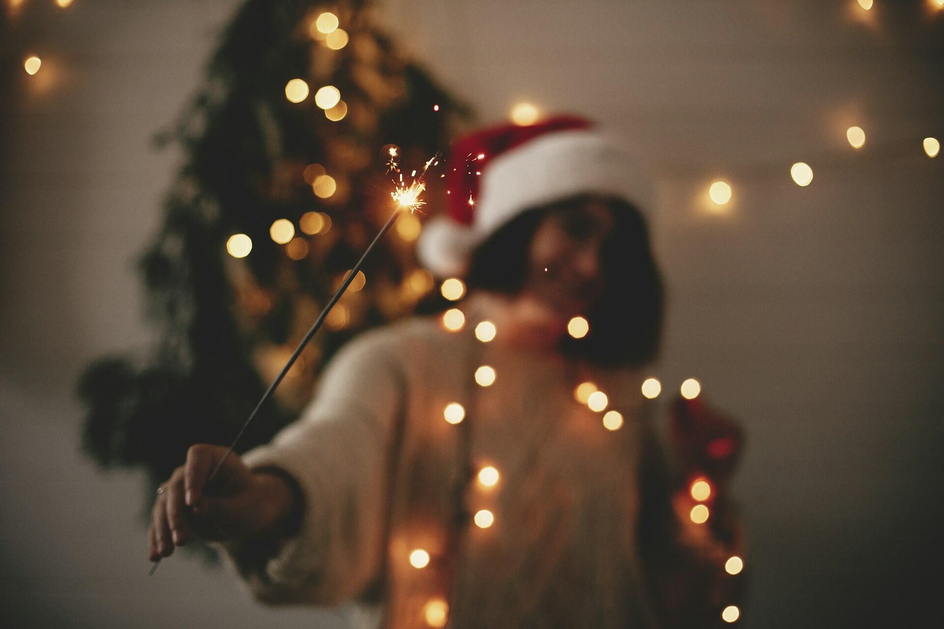 Una ragazza tiene una stellina di Natale in mano.