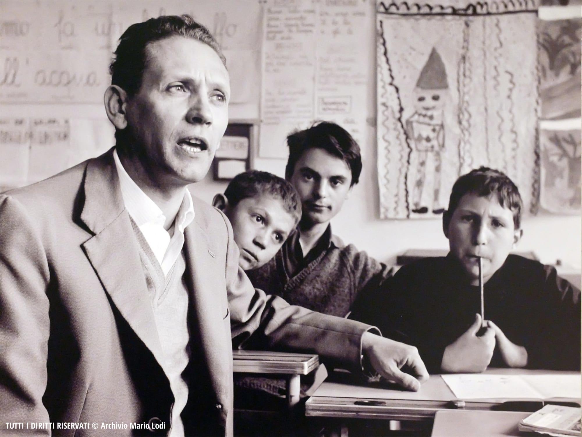 Mario Lodi insegna in una classe piena di ragazzi.