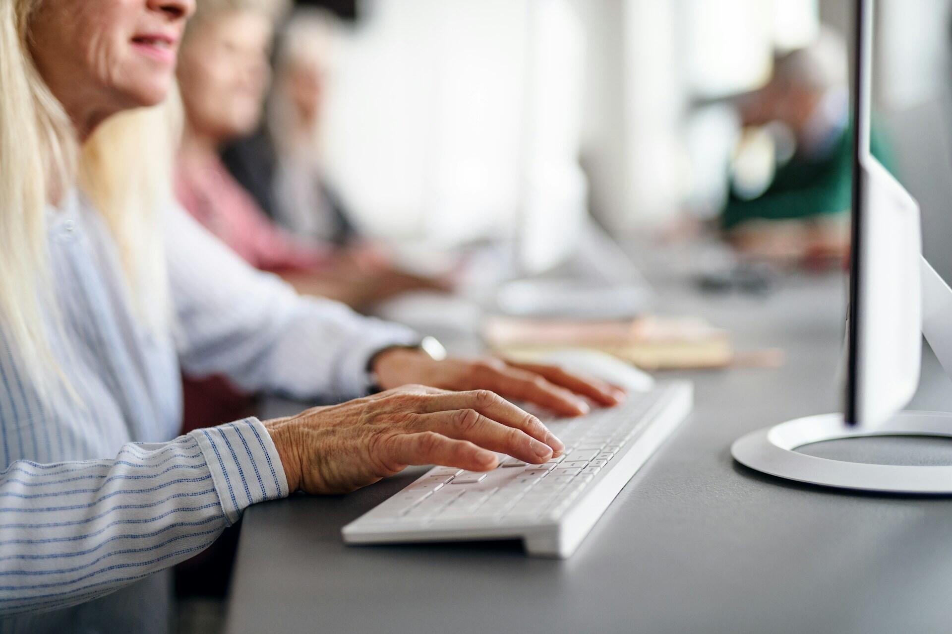 Insegnante al pc cerca informazioni sulle pensione insegnanti.
