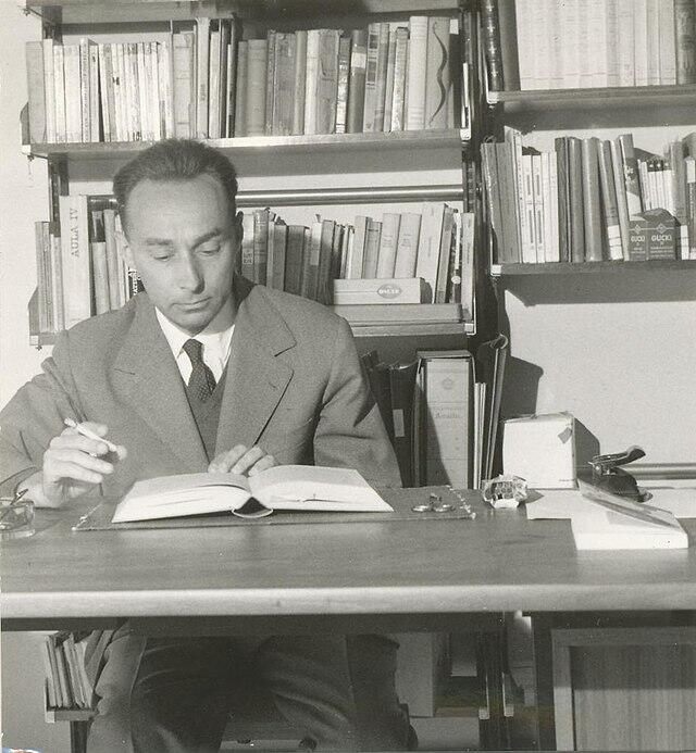 Primo Levi che legge un ibro.