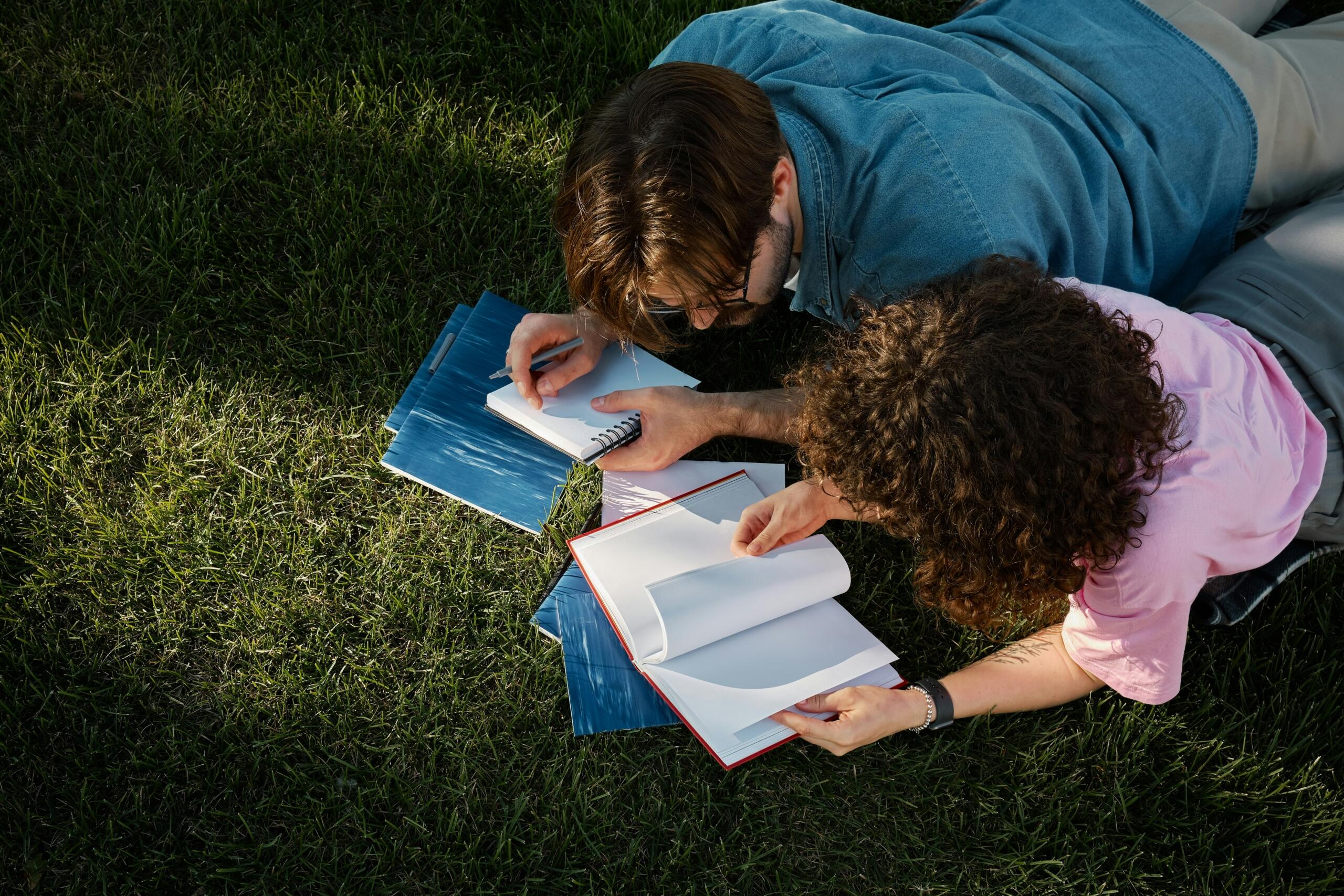 Ragazzi che studiano per il test d'ingresso sul prato.