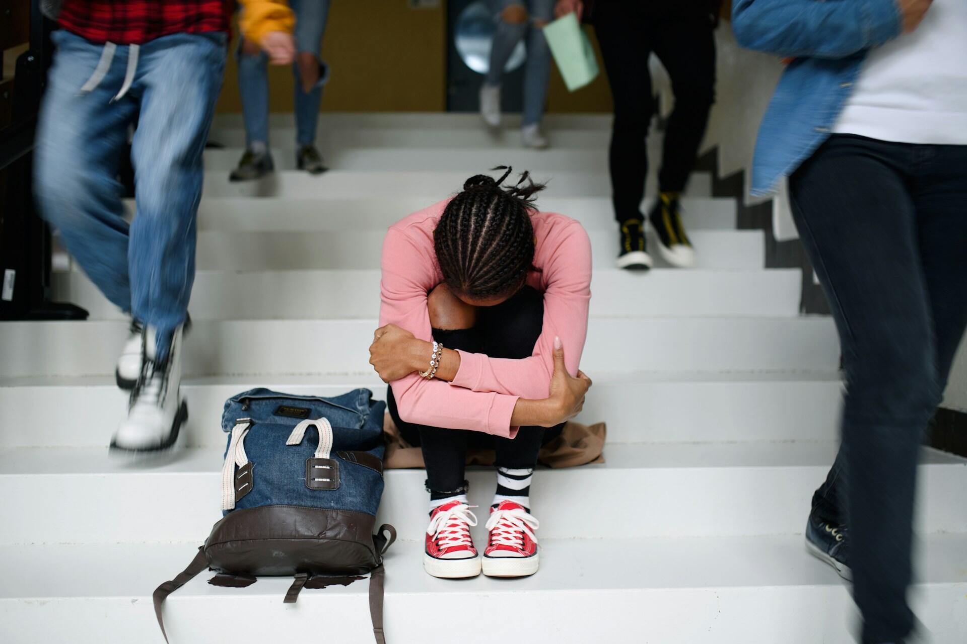 Una ragazza soffre lo stress scolastico.