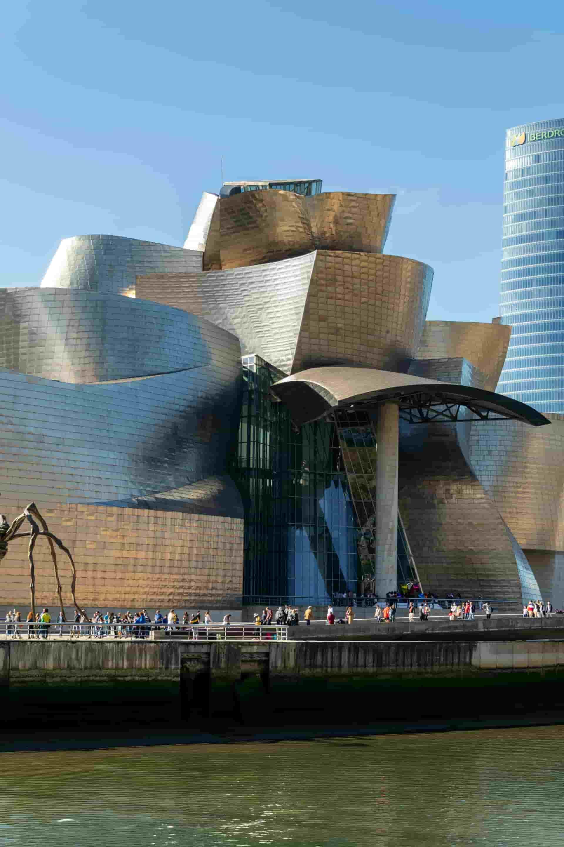 Il Guggenheim di Bilbao è un edificio straordinario. 