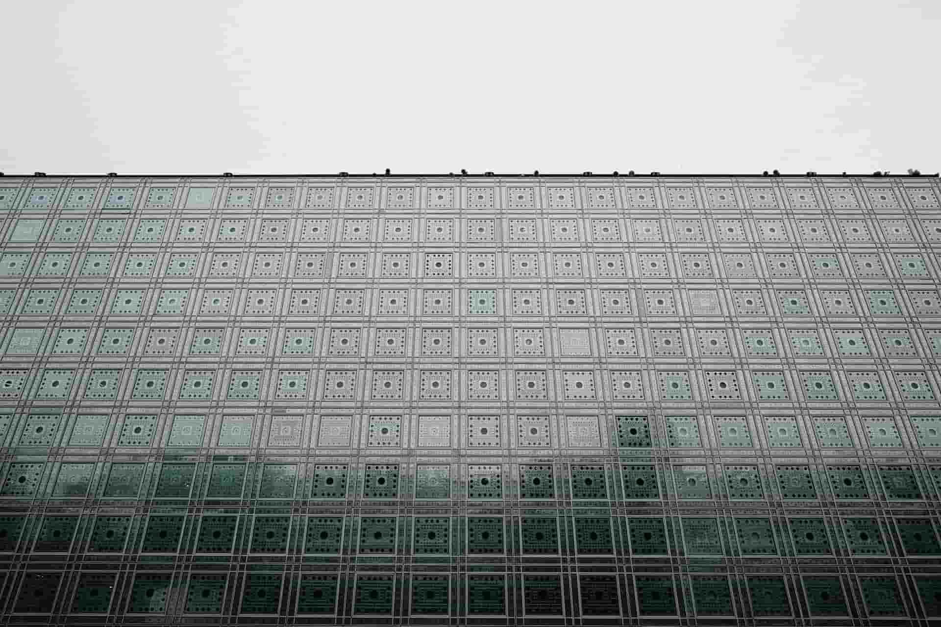 L'Institut du Monde Arabe è un esempio di applicazione della geometria frattale all'architettura.