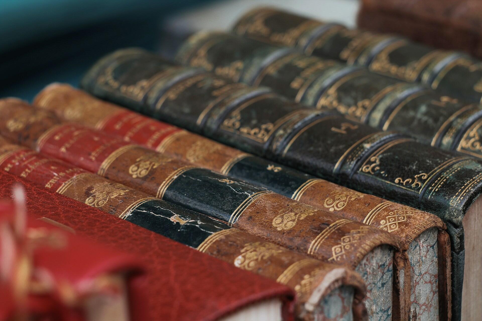 Dorsi di libri antichi, fonti di innumerevoli frasi in latino celebri.