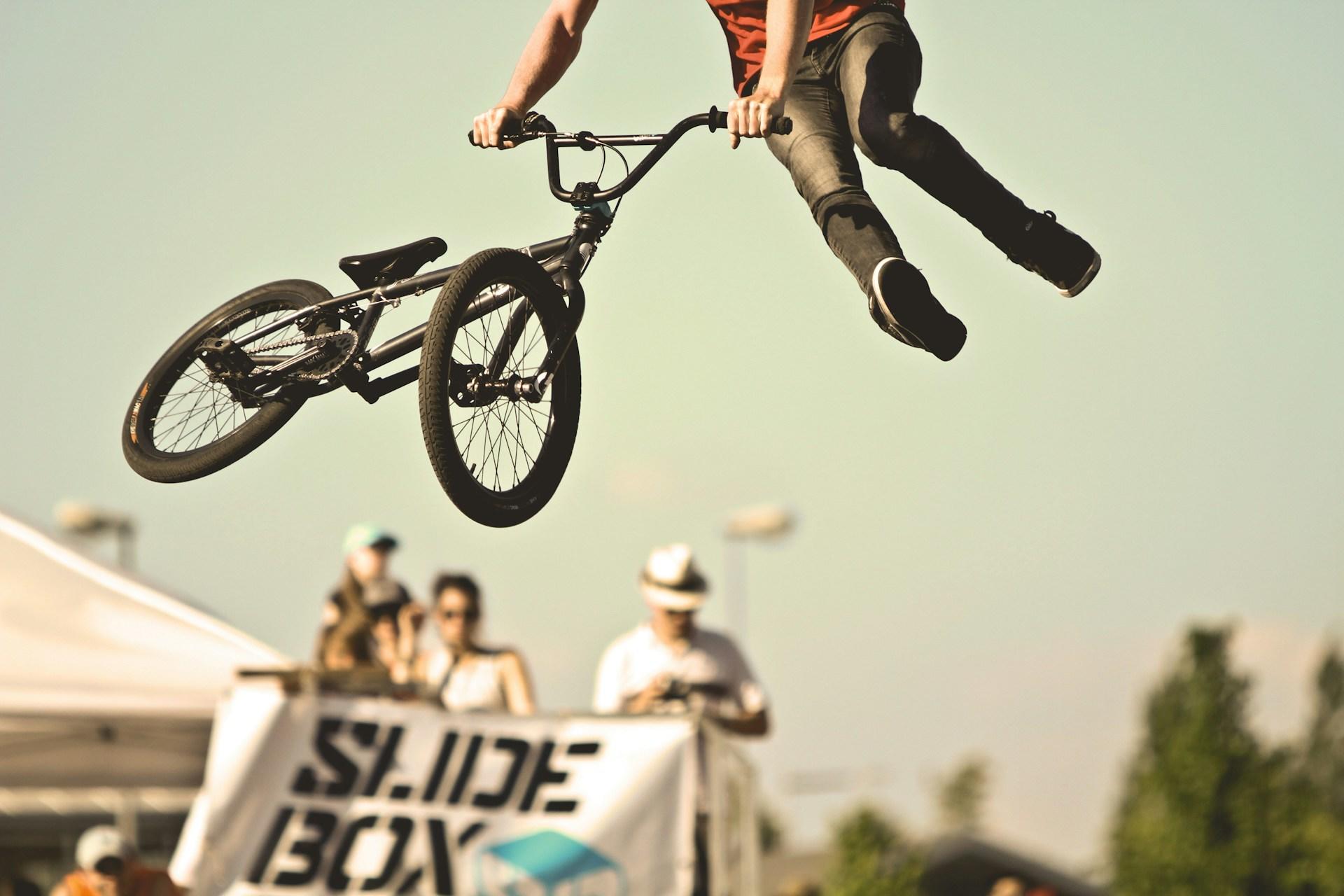 Ciclista gara BMX