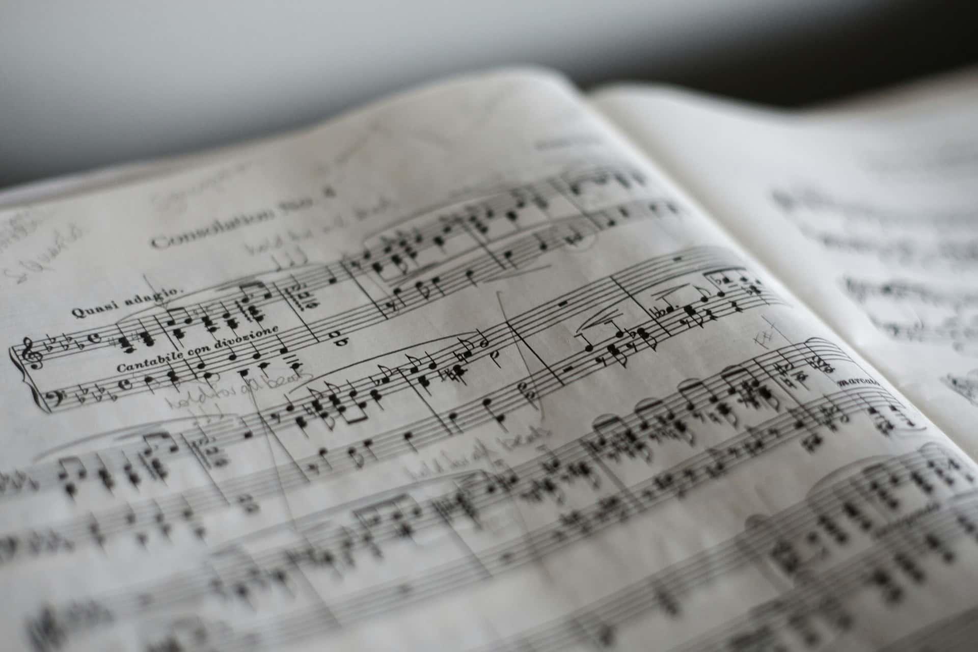 La matematica e la musica sono intrinsecamente legate dai numeri, dall'armonia e dalla ricerca di proporzioni come dimostrano la scala pitagorica, le composizioni musicali di Bach e Mozart, o le canzoni orecchiabili di oggi.