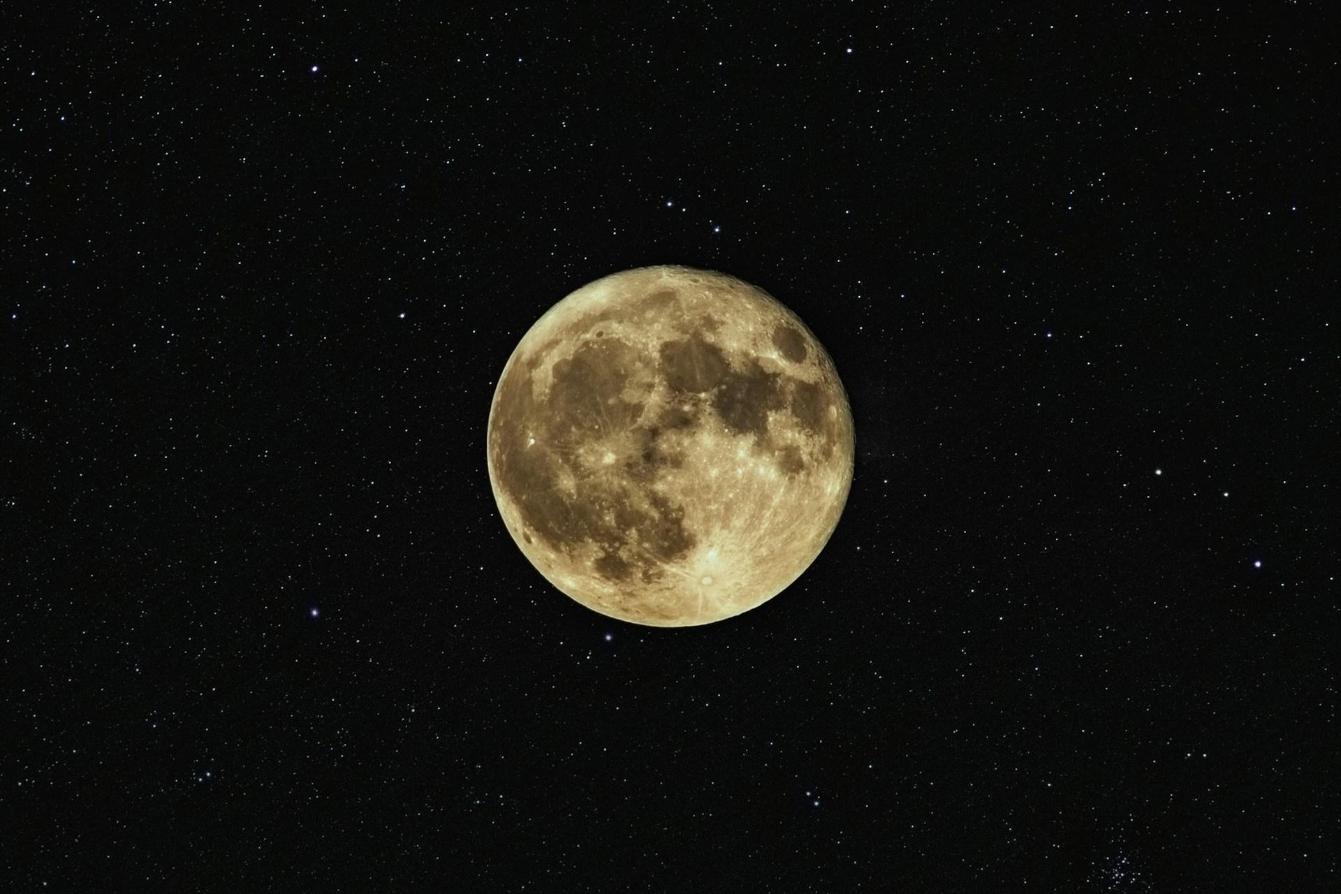 Una brillante luna piena