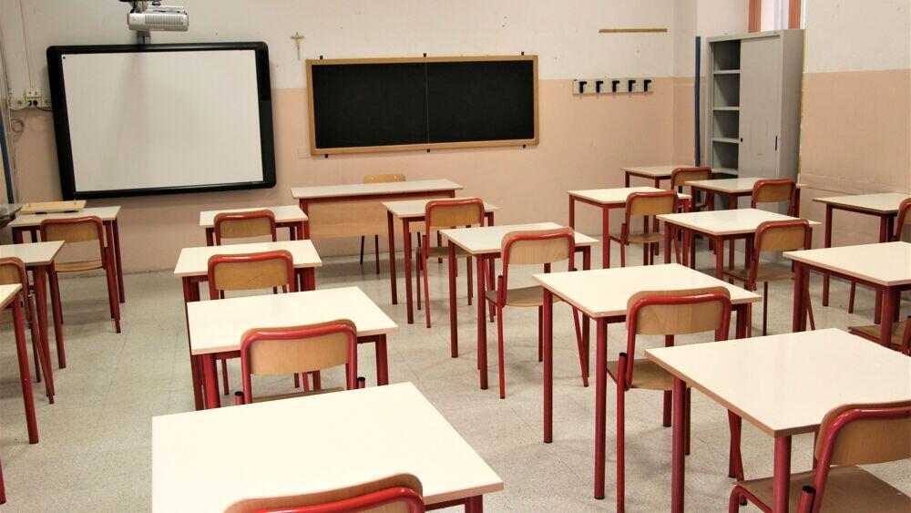 Quali sono le differenze principali tra le scuole medie e la scuola primaria?