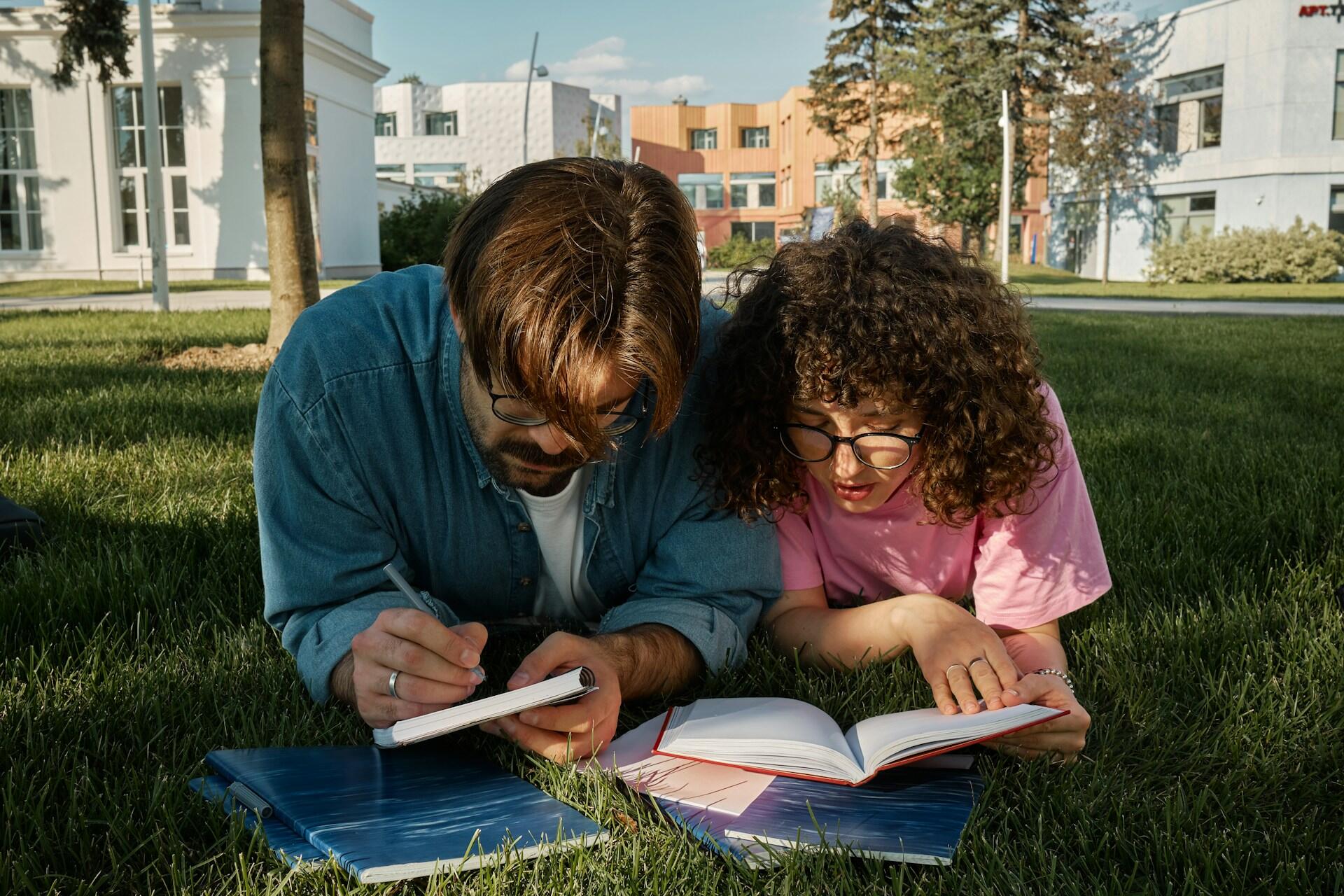 Due studenti studiano in un parco durante una bella giornata.