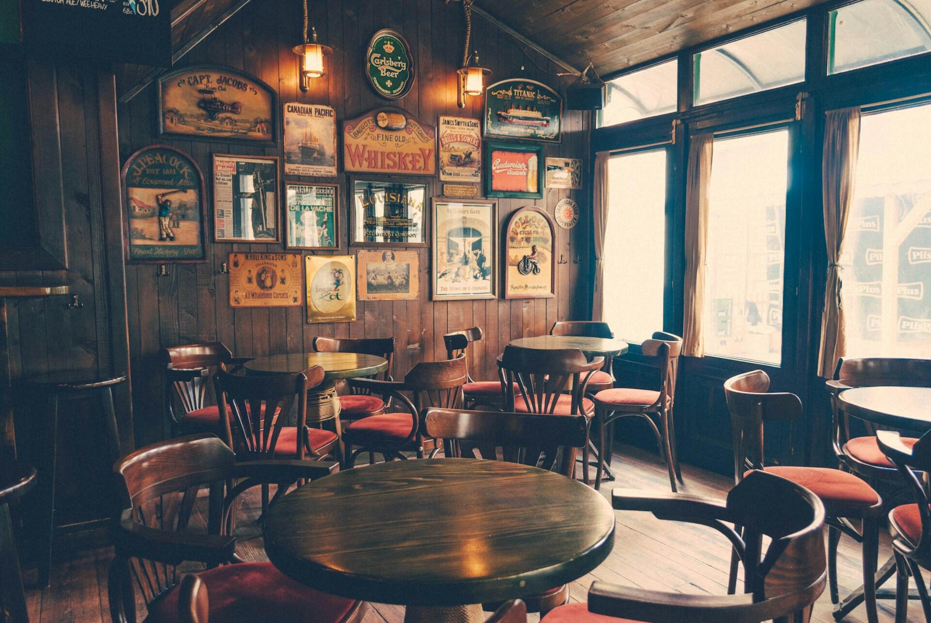 Un tipico Irish pub col suo interno in legno.