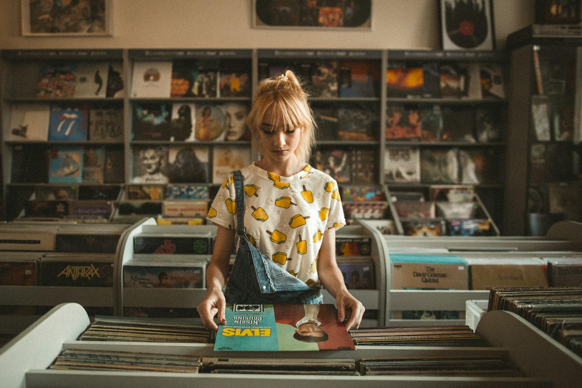Ragazza in negozio di vinili