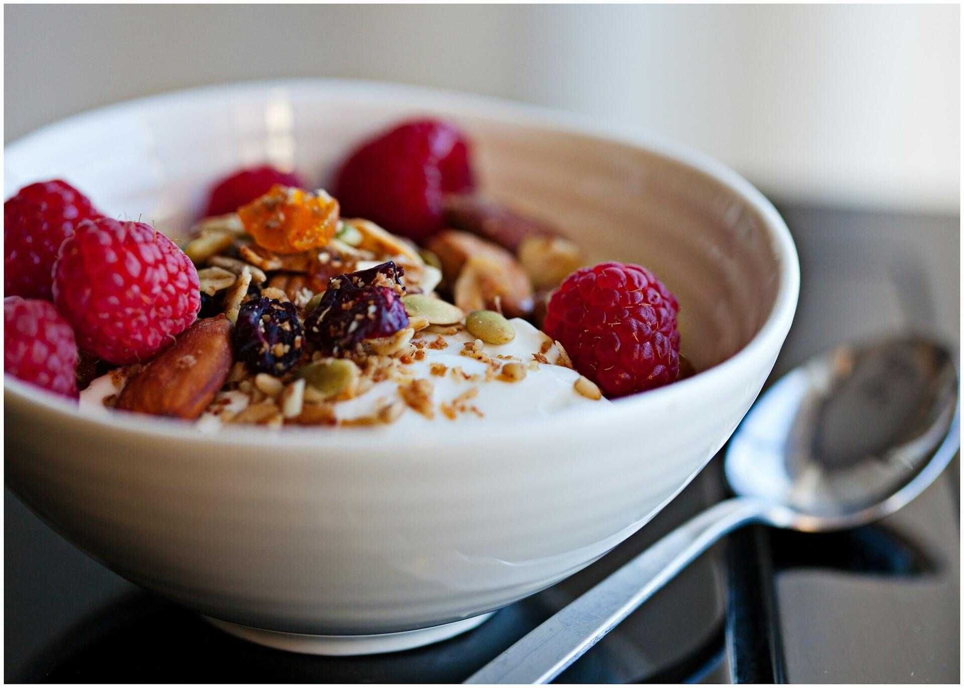 Yogurt con frutta e granella