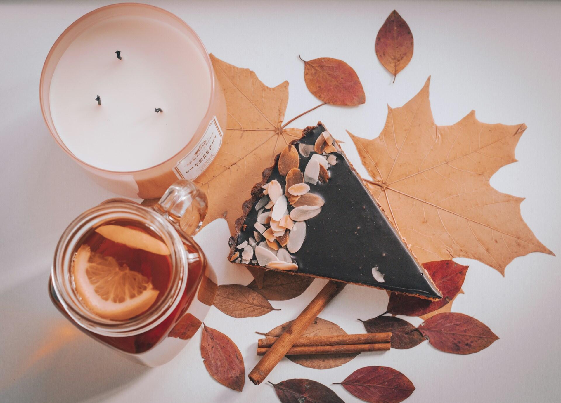 Torta autunno vista dall'alto con candela e foglie secche