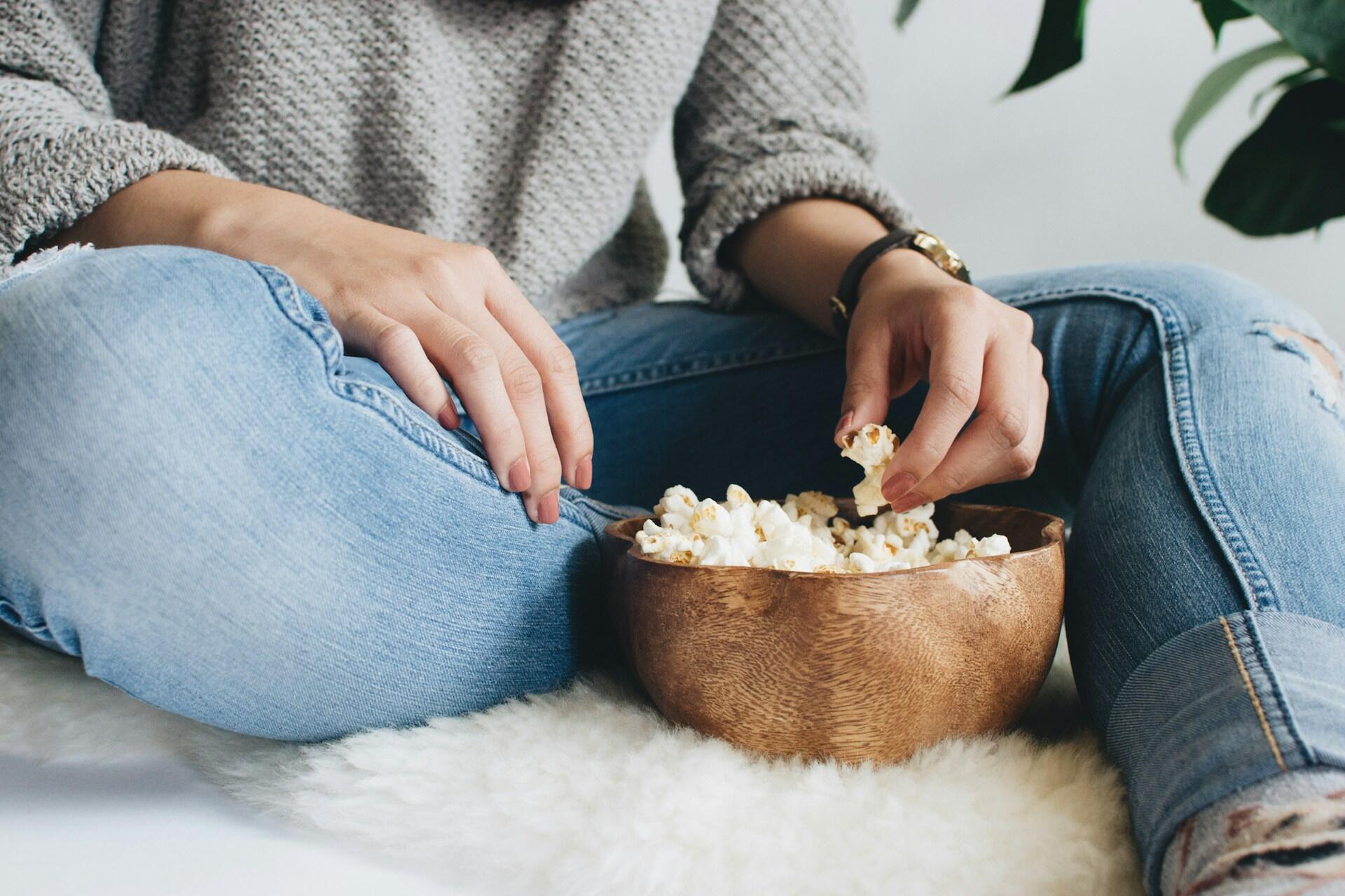 Pop corn davanti a una serie tv