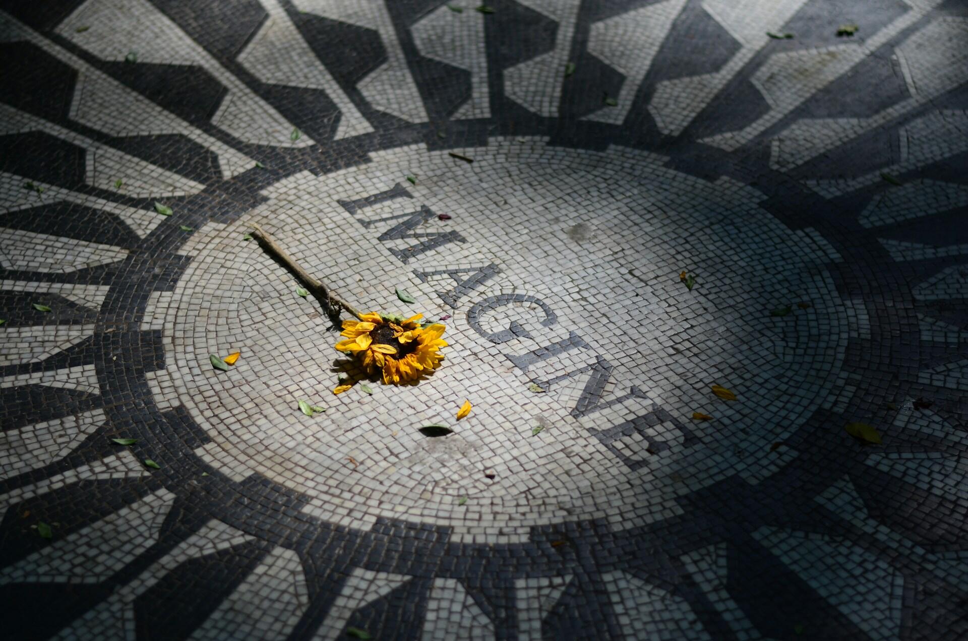 La placca commemorativa per John Lennon a Central Park a New York.