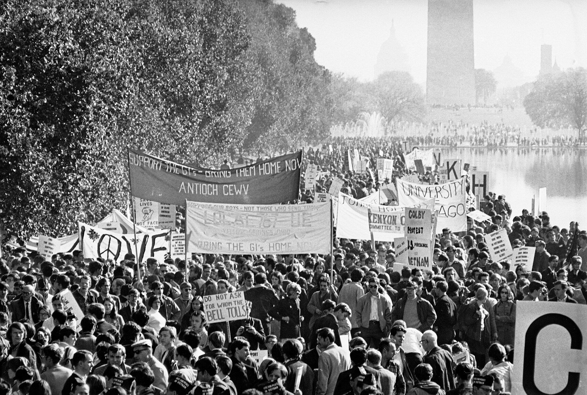 Una foto in bianco e nero di una manifestazione a Washington contro la guerra in Vietnam. 