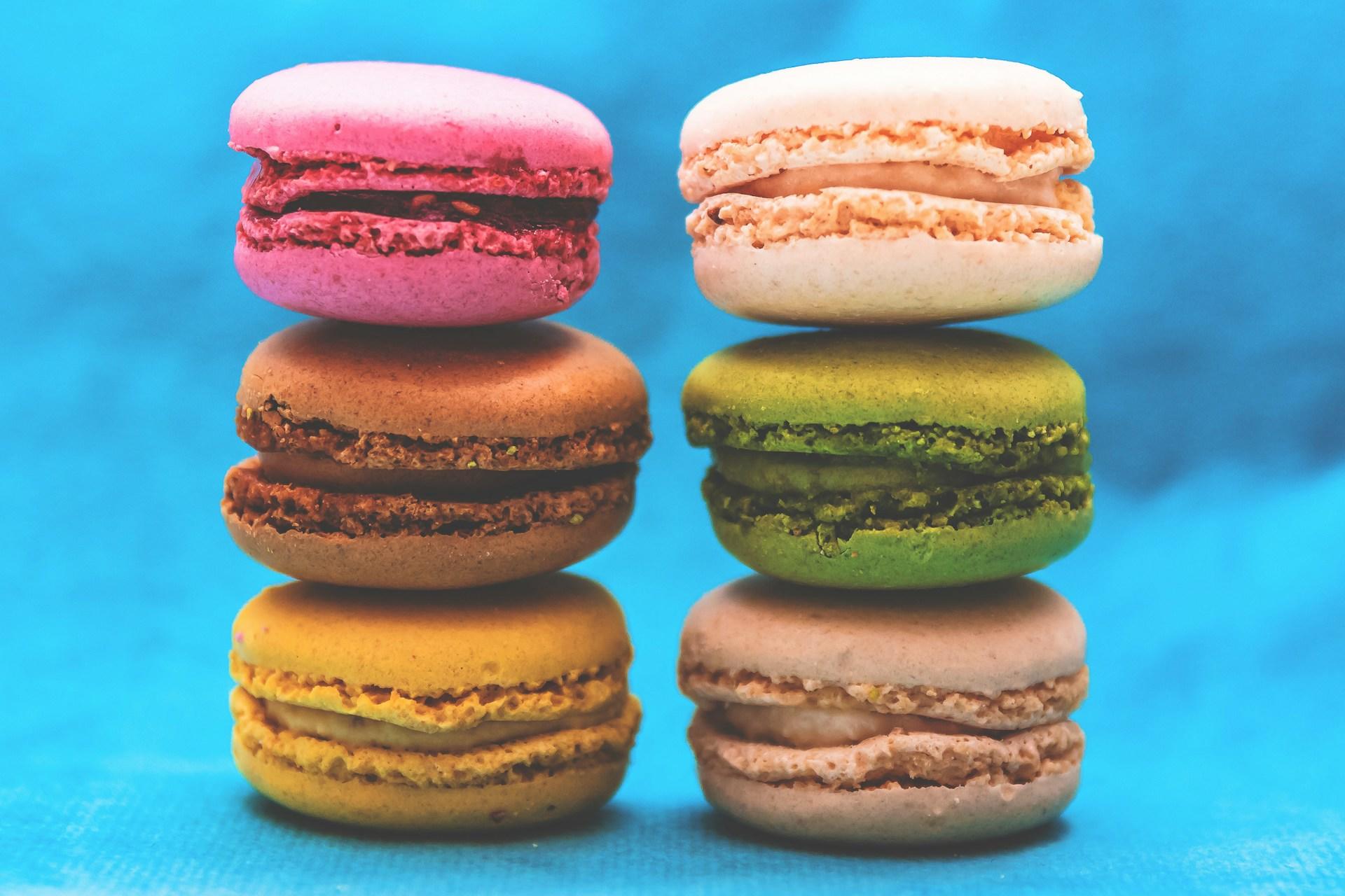 Un insieme di macarons colorati.