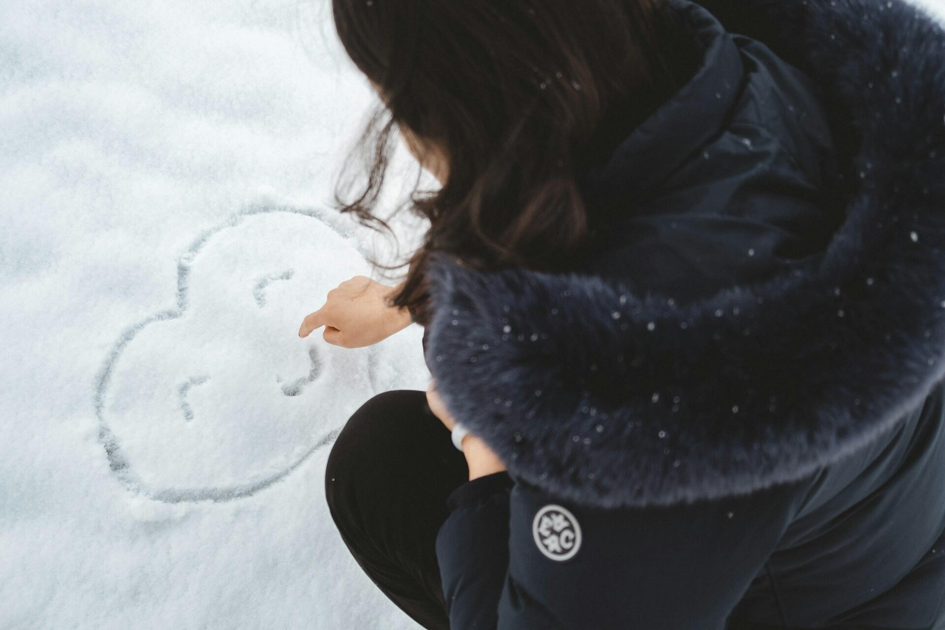 Cuore sorridente tracciato nella neve