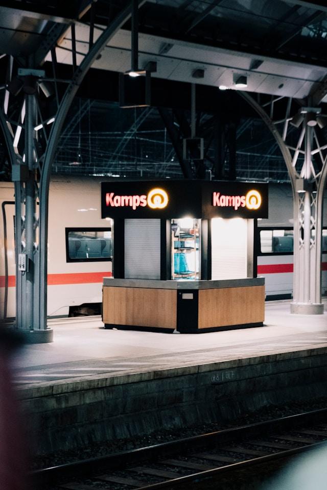 stazione treno con biglietteria