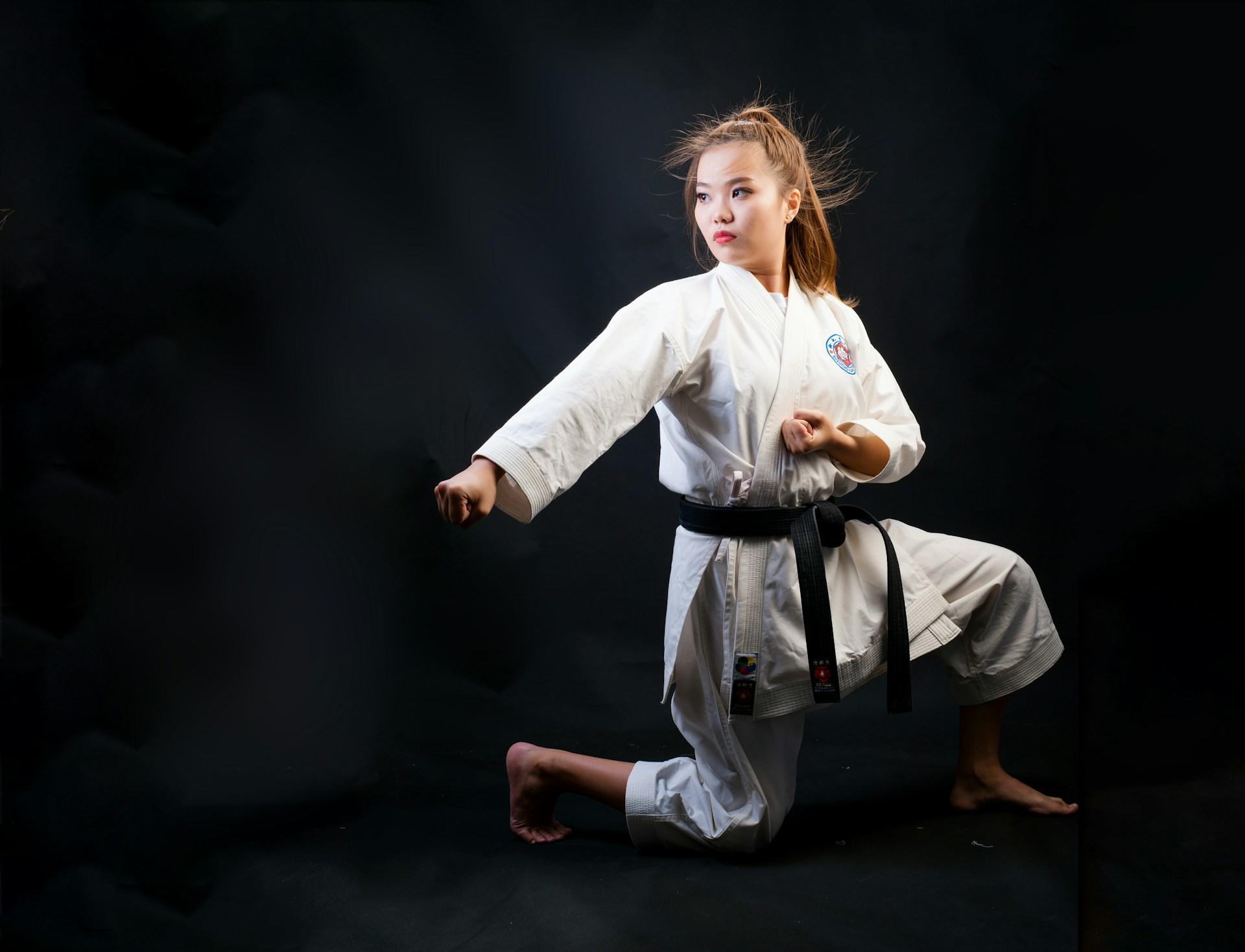 Ragazze che pratica il karate