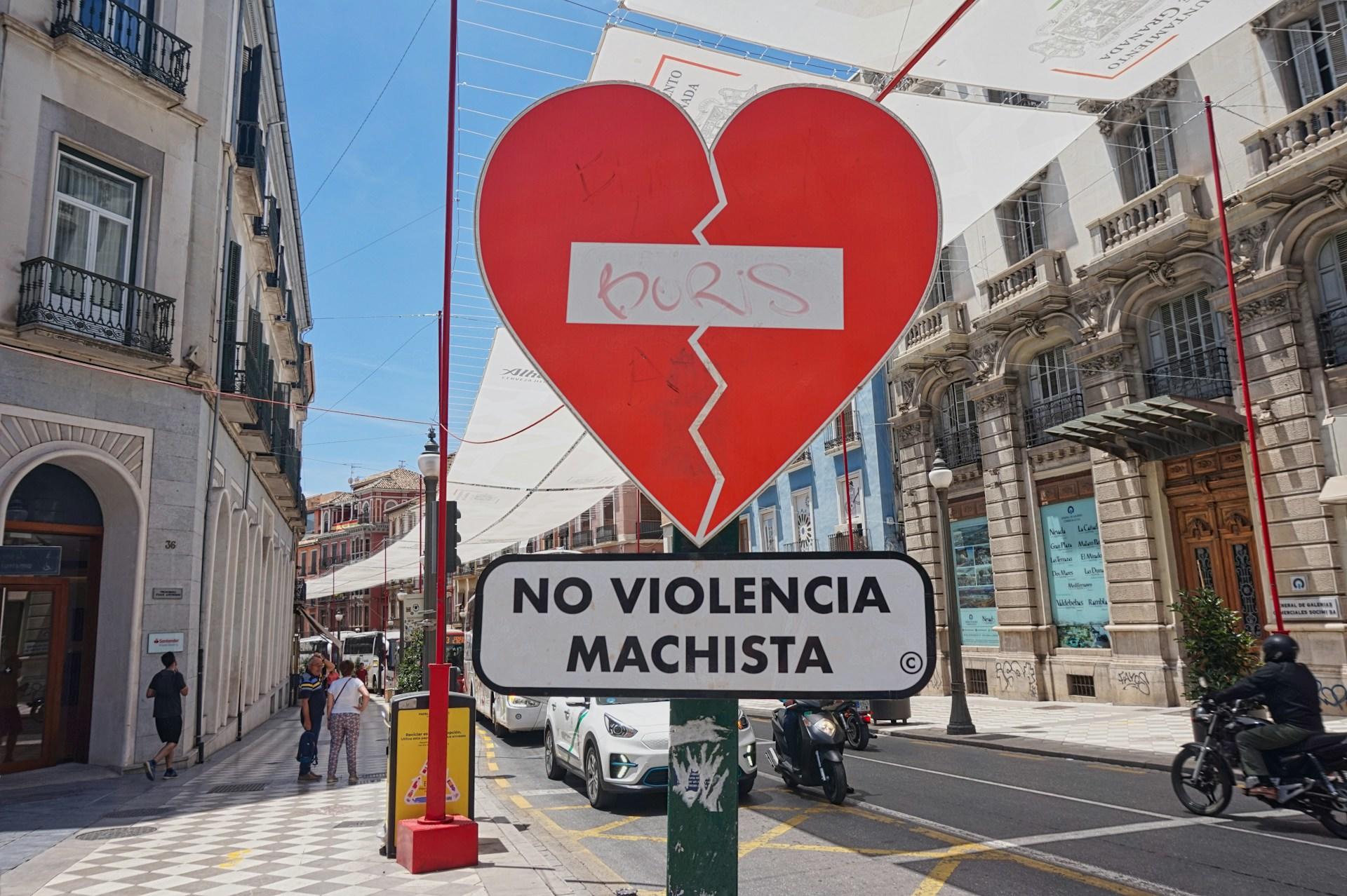 Strada spagnola con cartello contro la violenza sulle donne