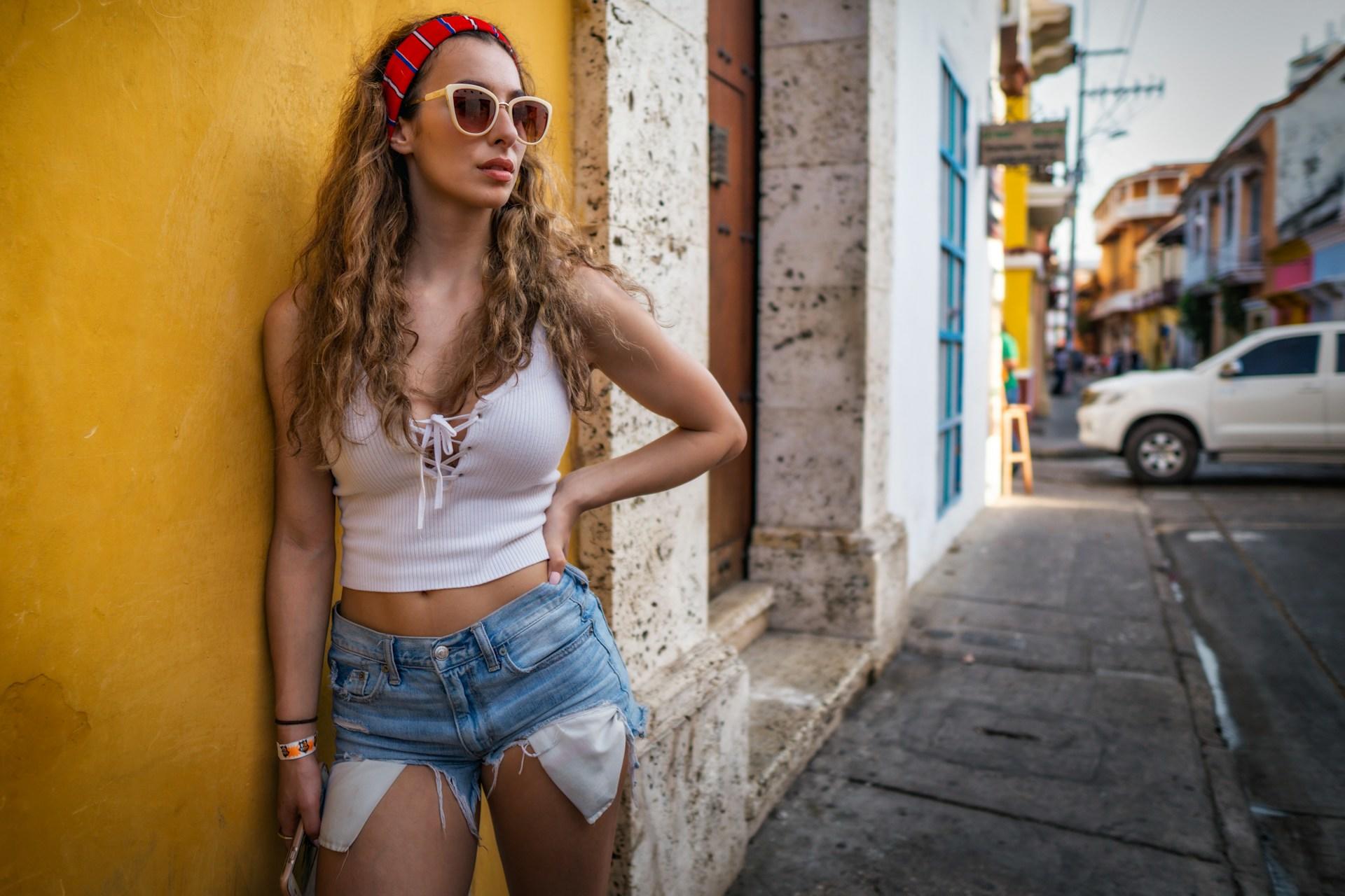 Ragazza con short e top estivo per strada