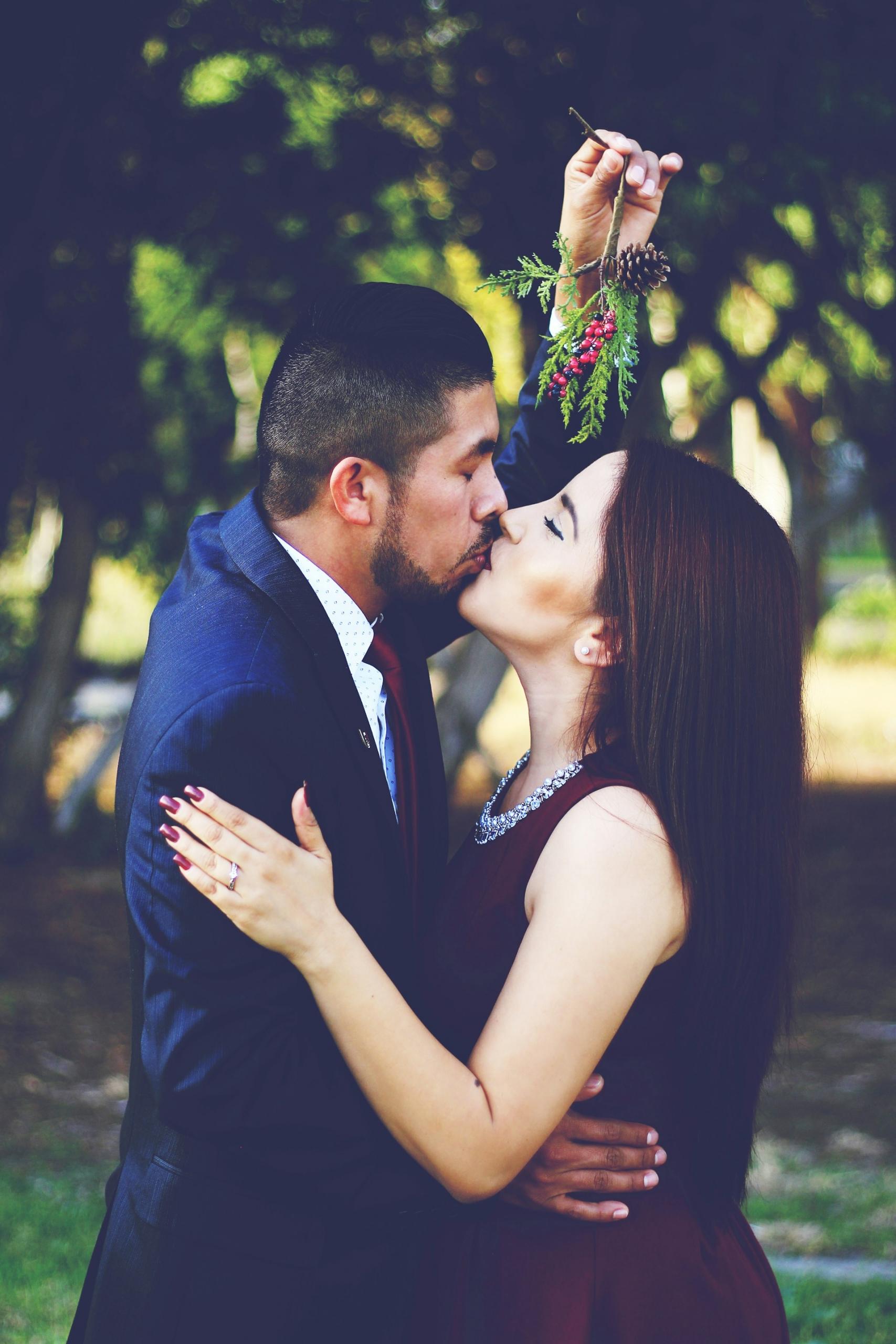 Bacio sotto al vischio usanza di Natale