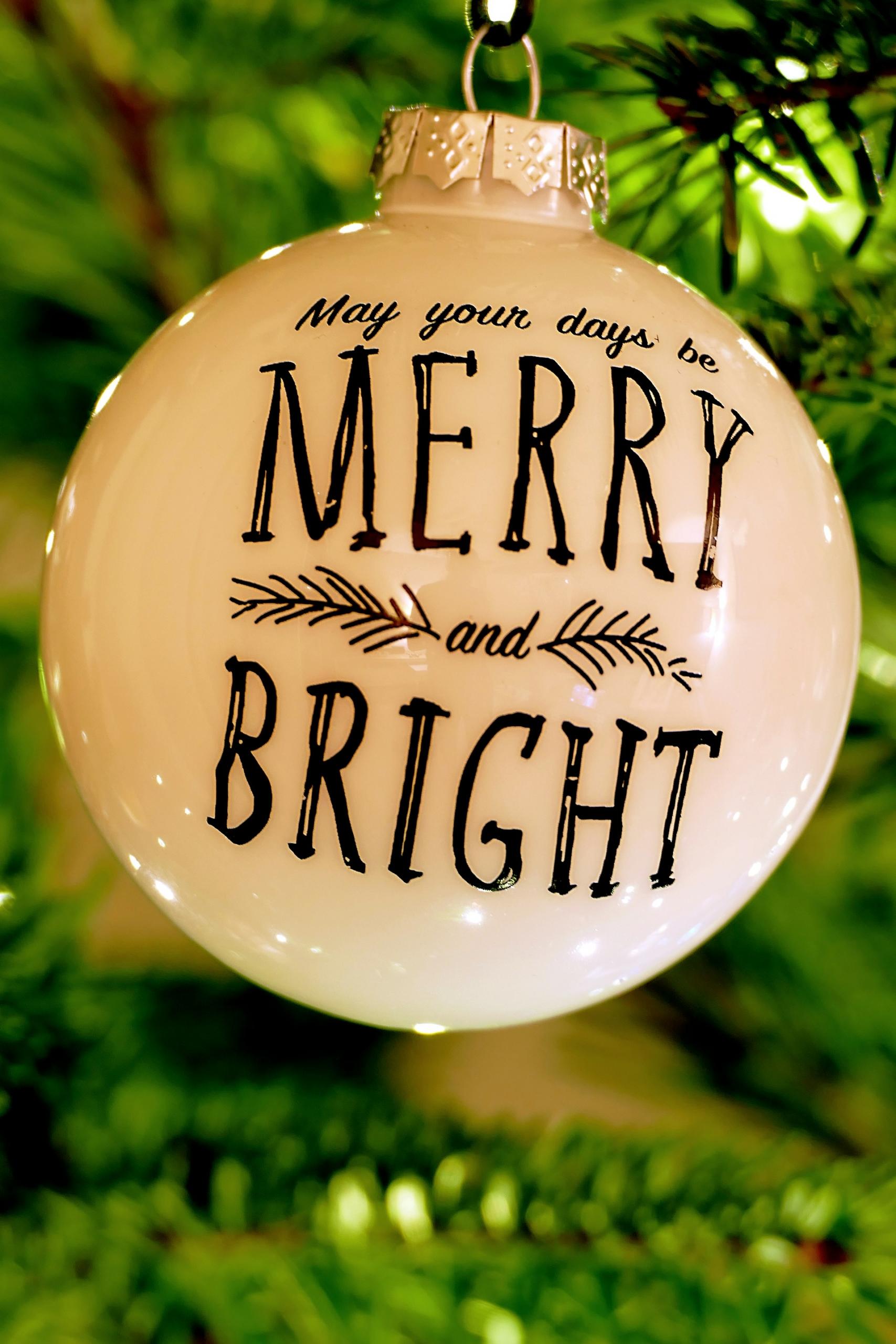 Pallina di Natale con scritta Merry and Bright