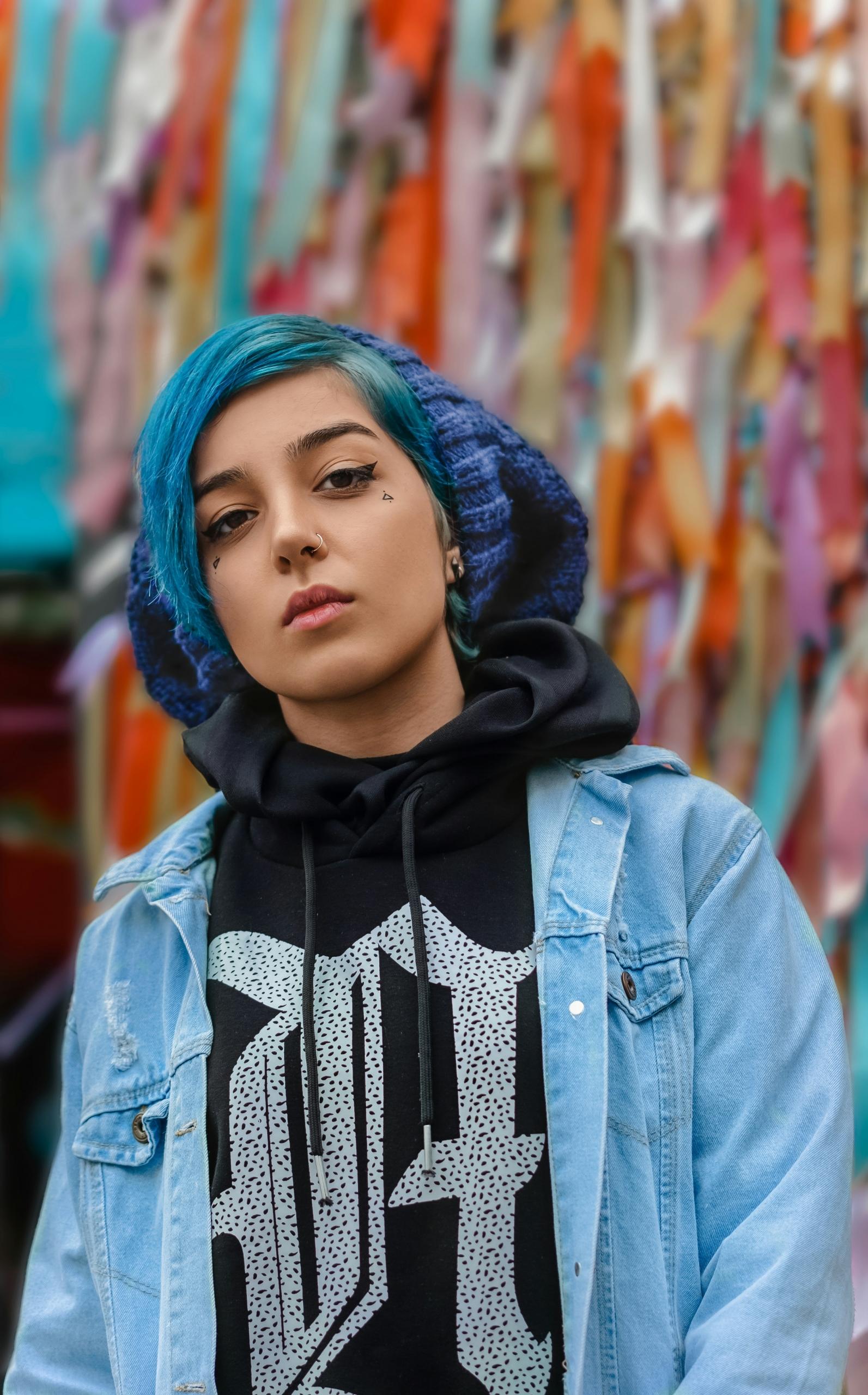 ragazza che indossa un abbigliamento urban