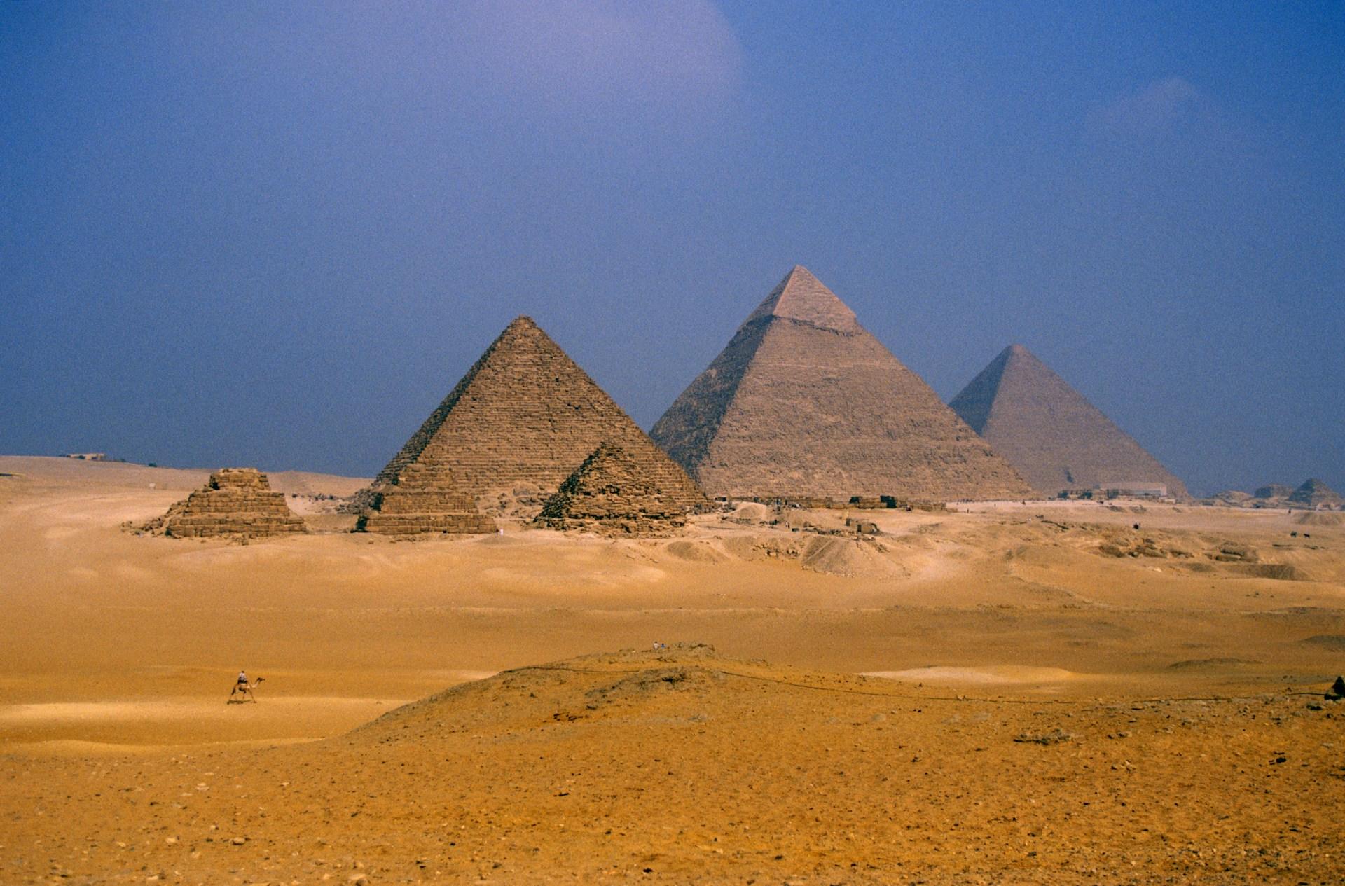 Un panorama delle piramidi di Giza 