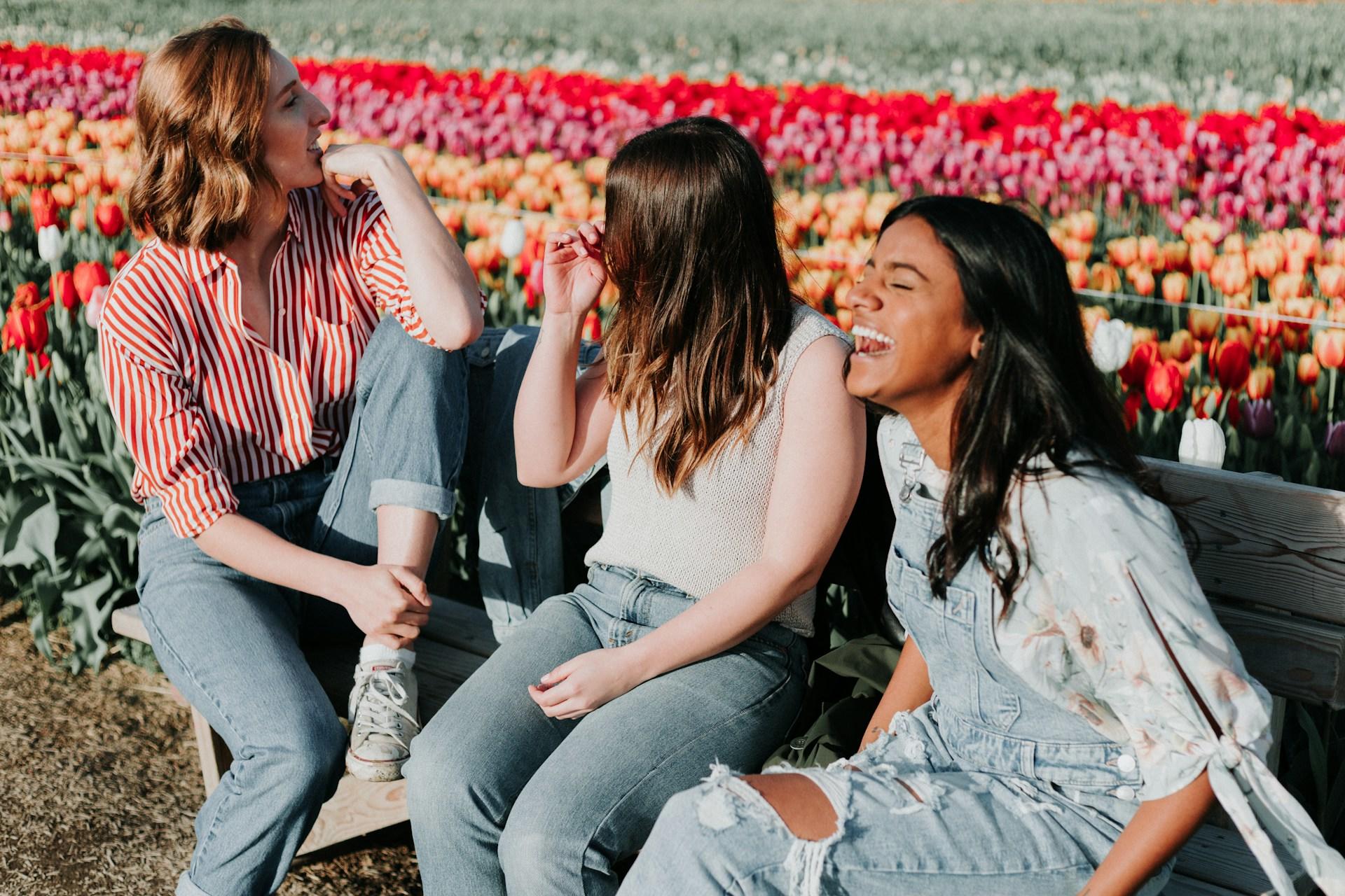 ragazze divertite che ascoltano musica insieme