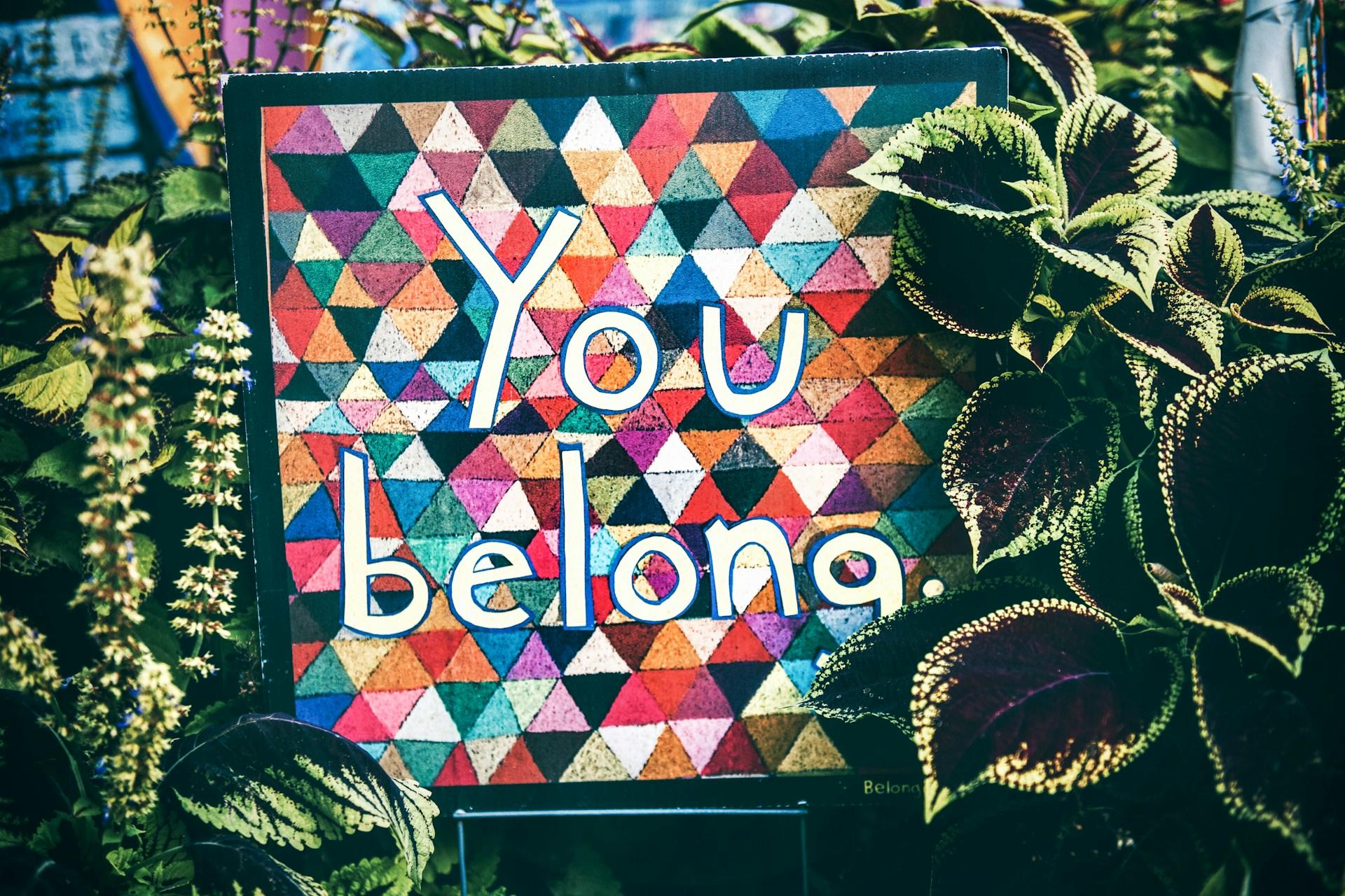 Scritta "You belong" che indica inclusione e appartenenza