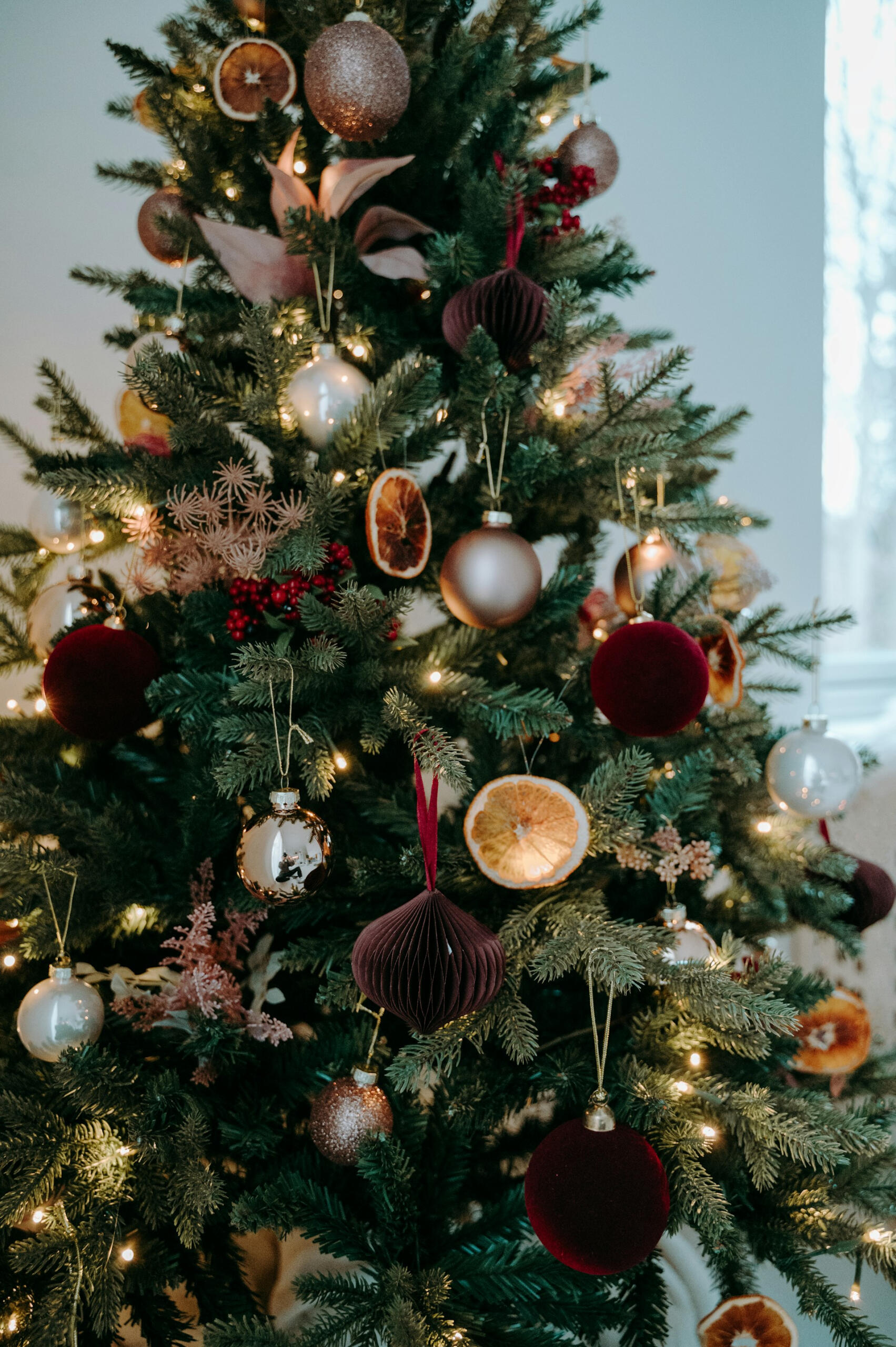 Un albero di Natale decorato