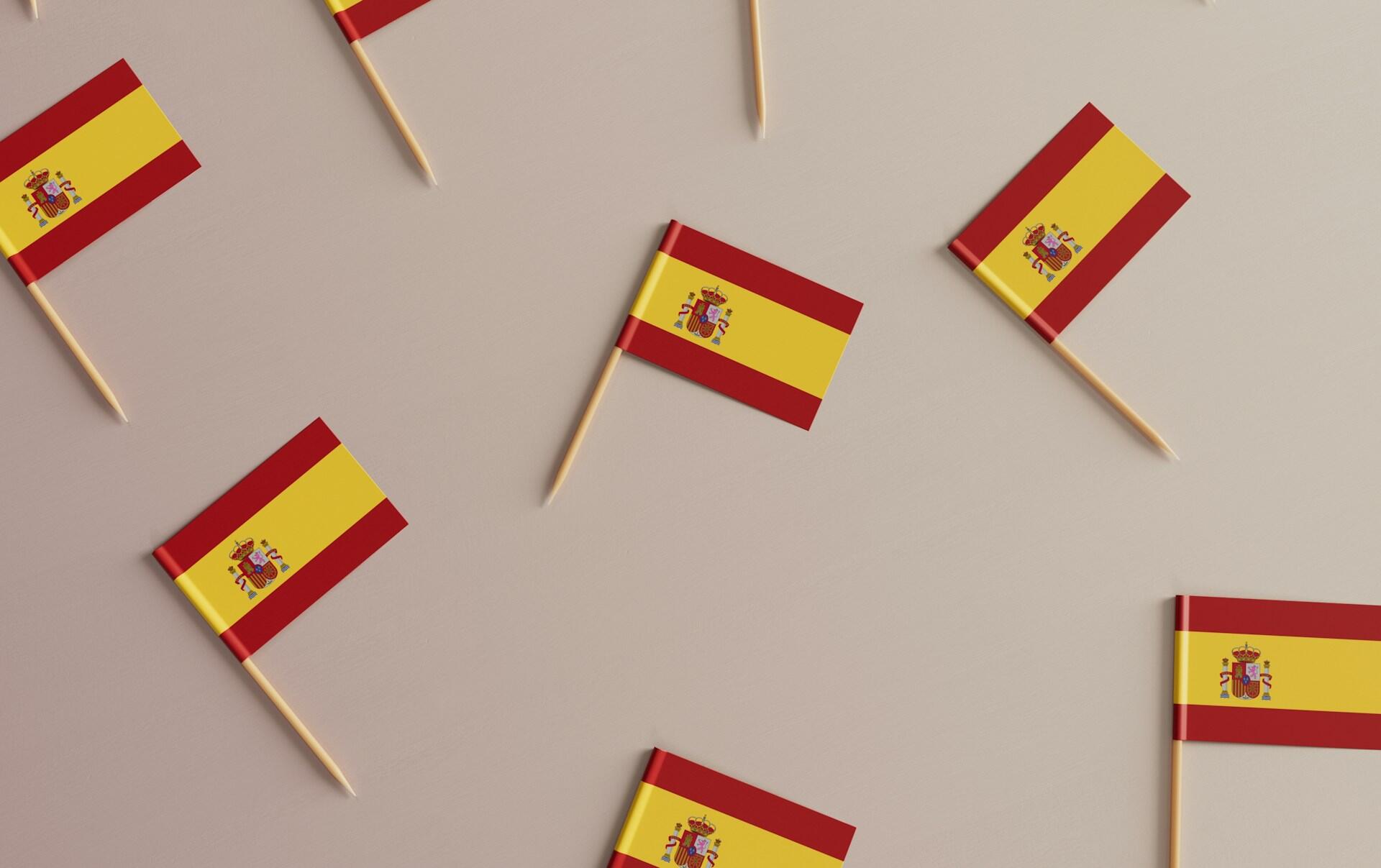 Bandierine della Spagna, simbolo della lingua e dell'alfabeto spagnolo.