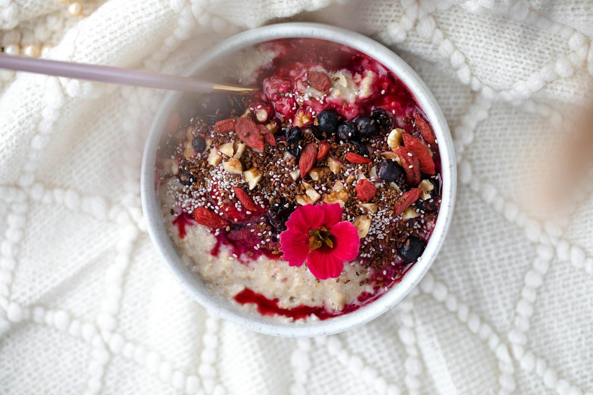 Granola e frutta per colazione