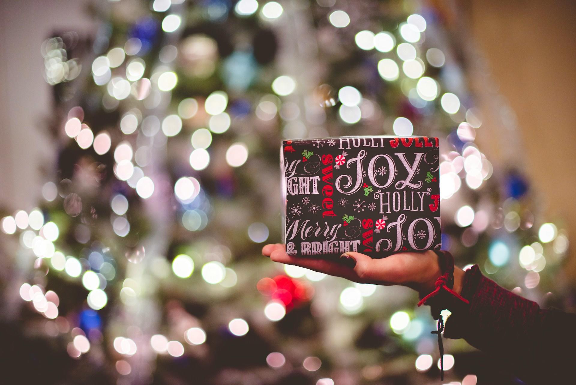 Regalo davanti all'albero di Natale