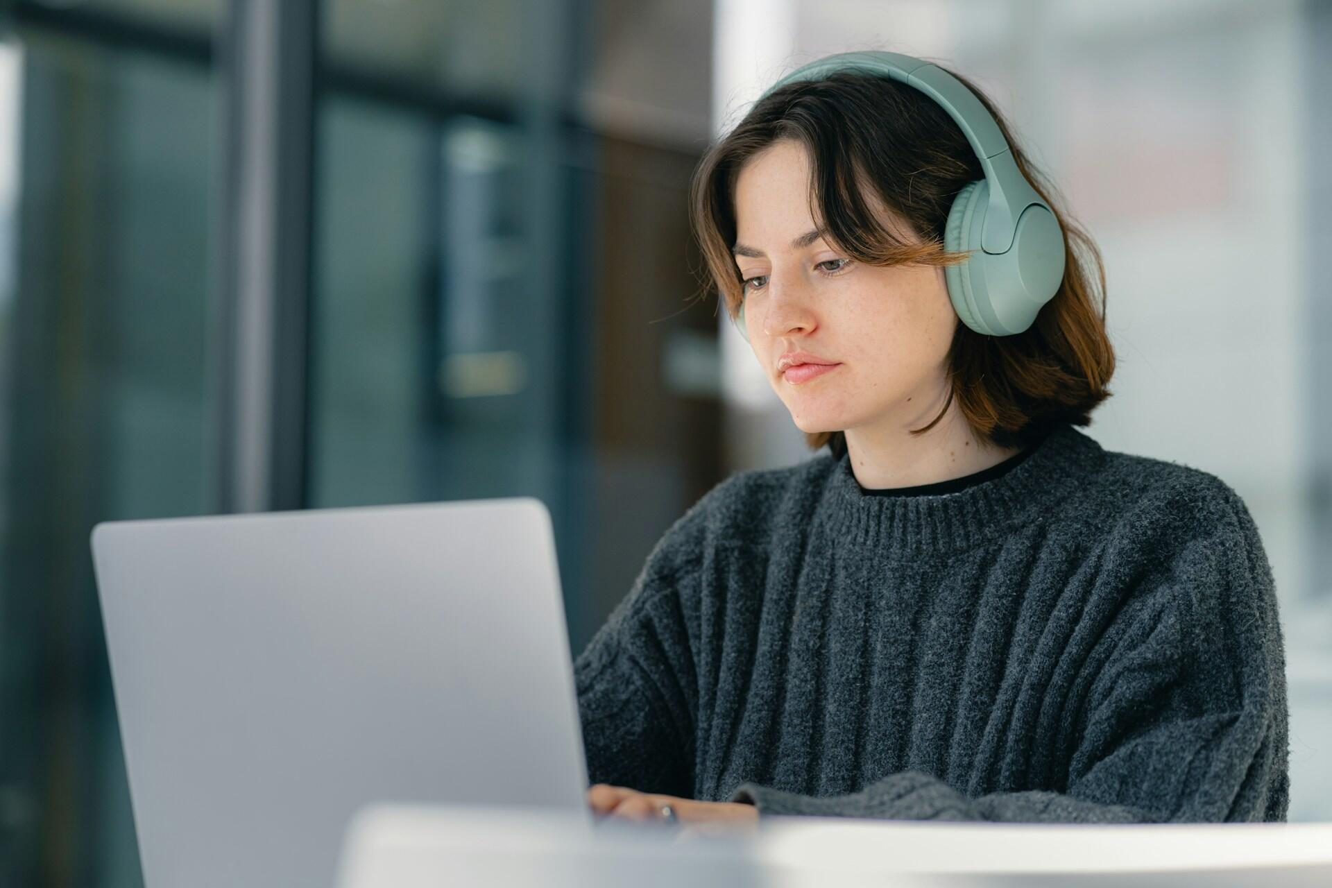 Studentessa studia l'alfabeto spagnolo.