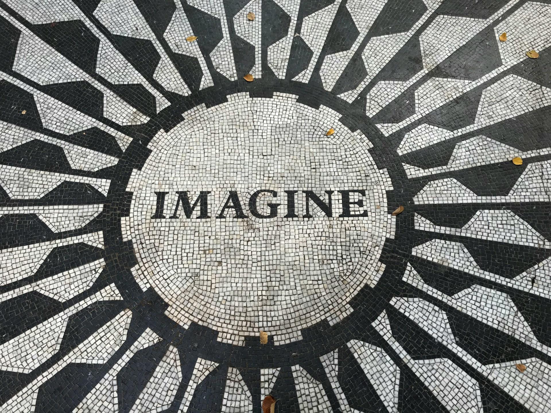 Pavimento con piastrelle che formano scritta Imagine
