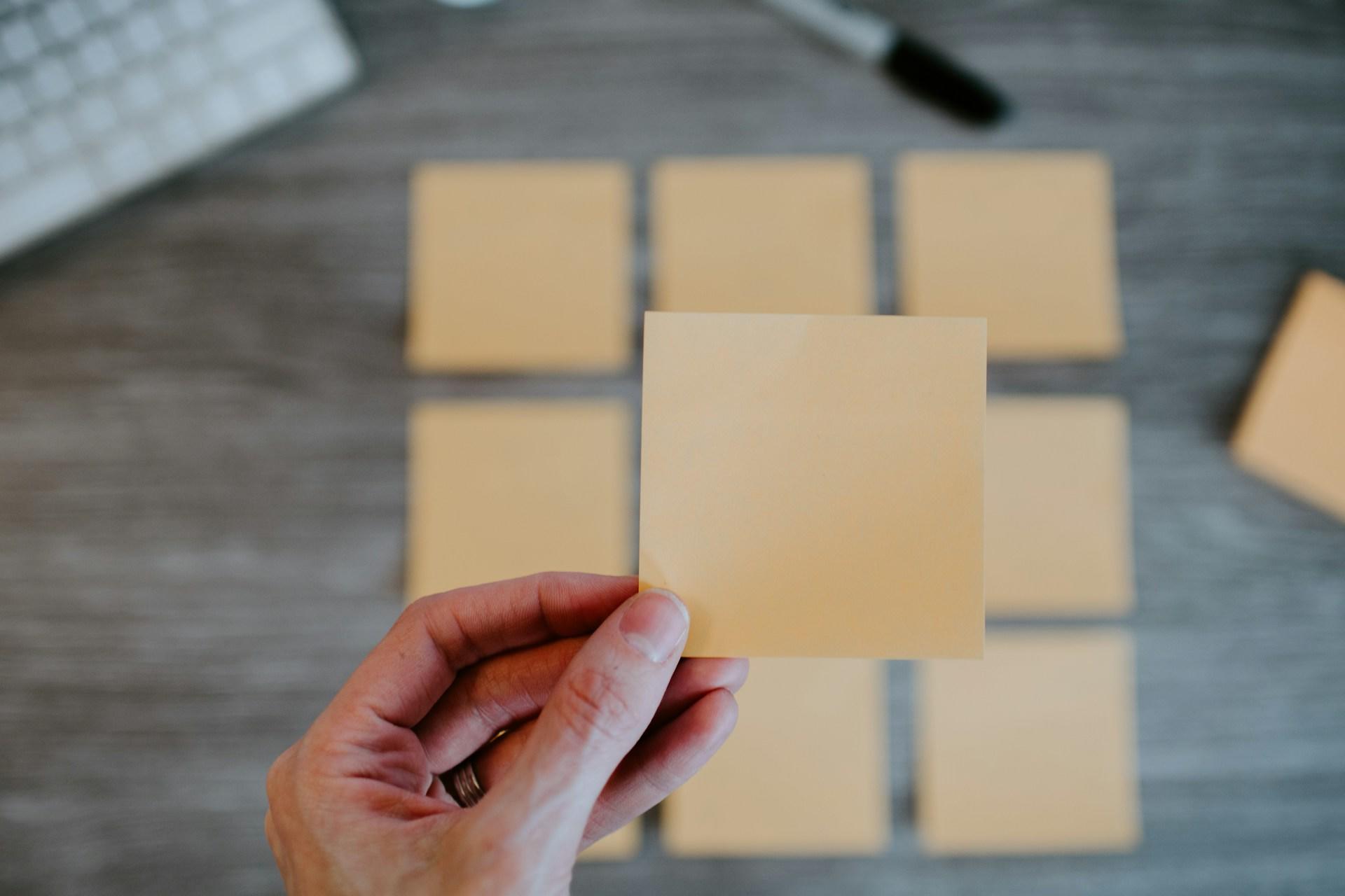 Scrivania organizzata e post it