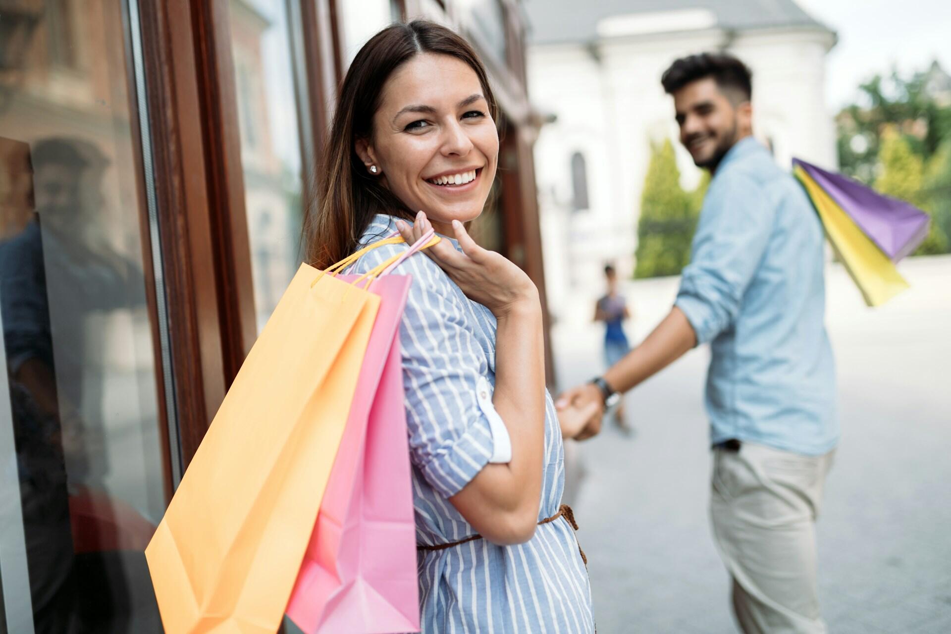 Una coppia fa shopping durante i saldi.