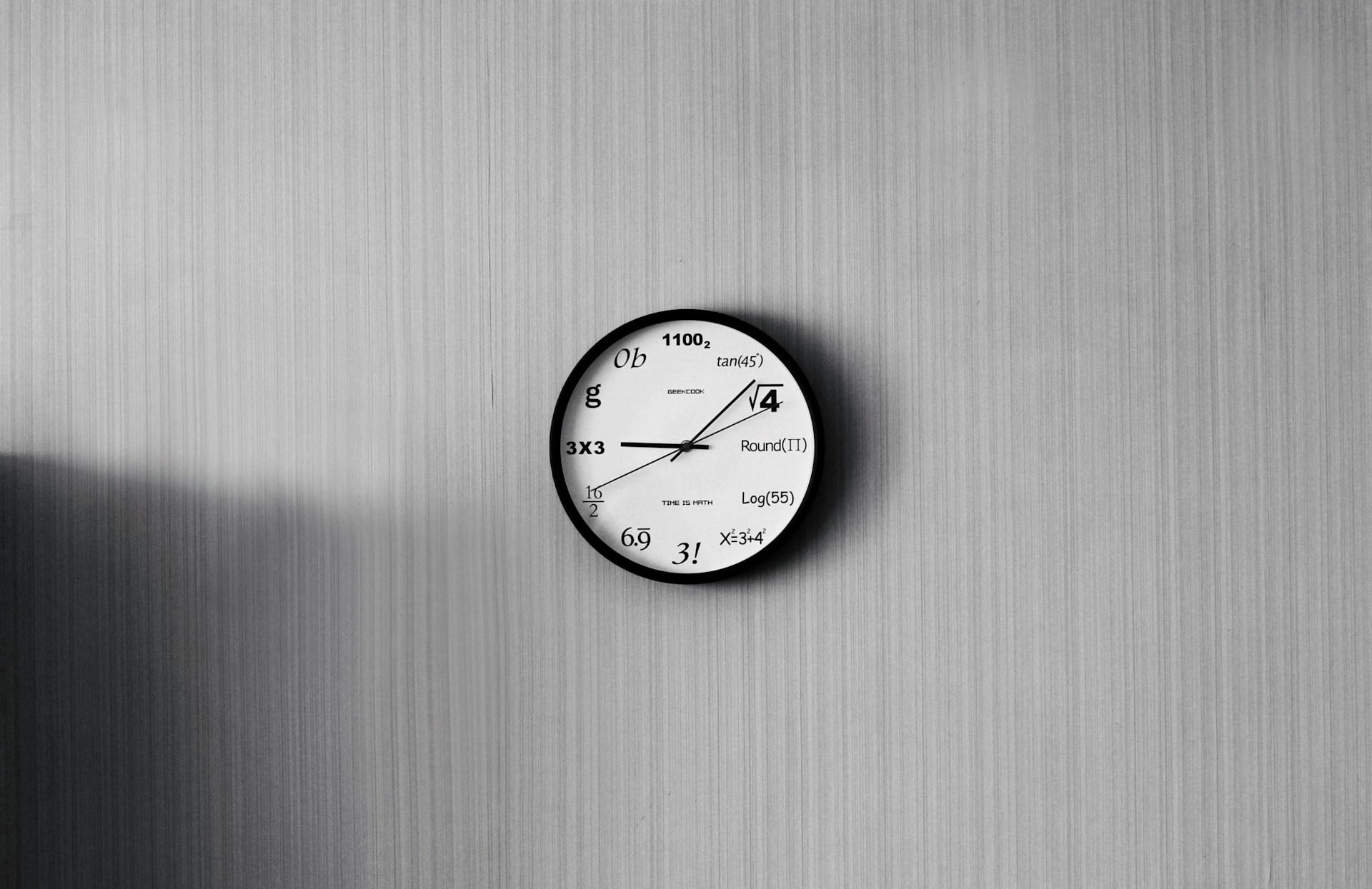 orologio con calcoli matematici