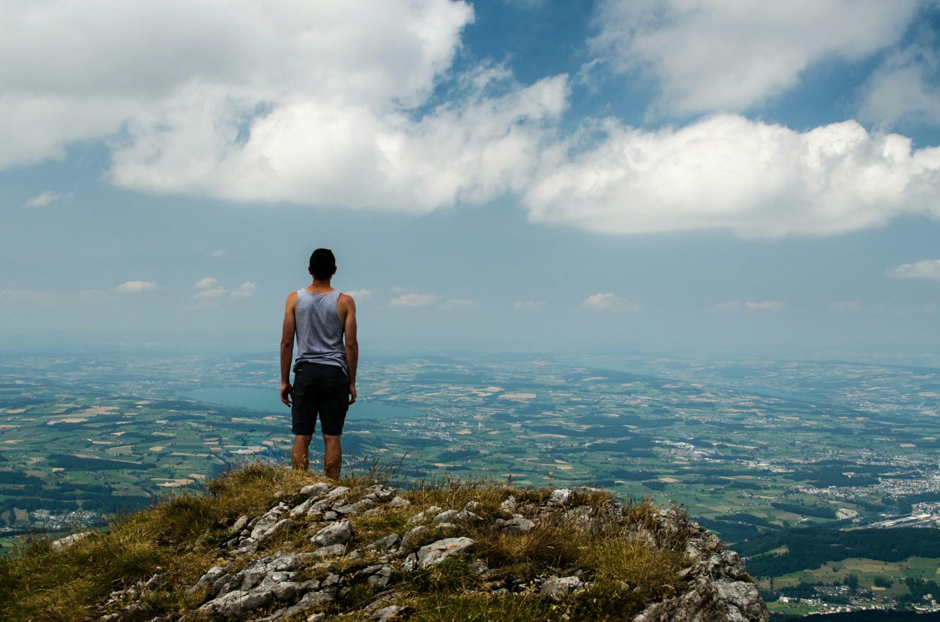 Ragazzo in piedi sulla cima di una montagna