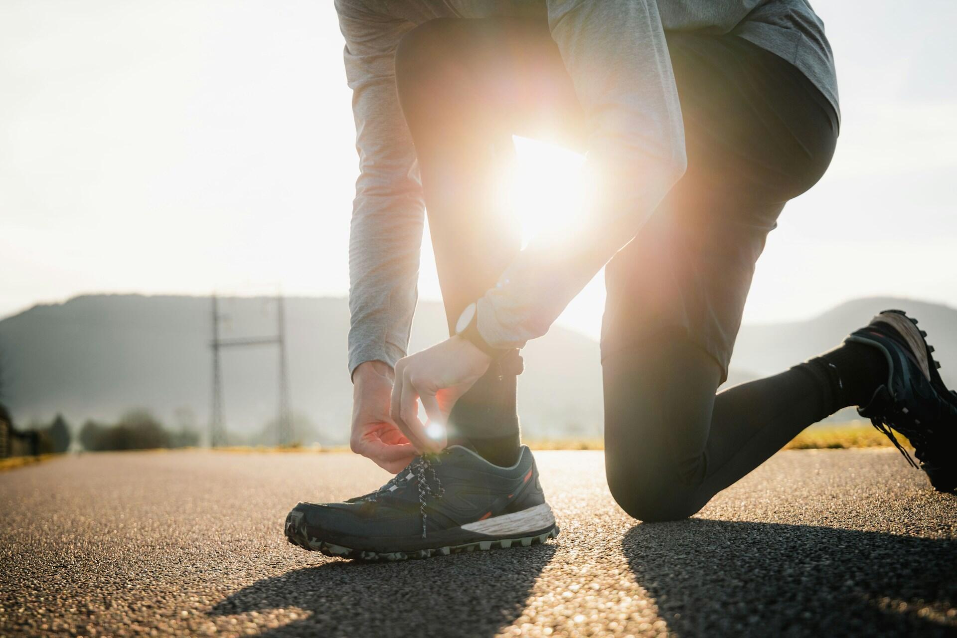 Runner si allaccia le scarpe 