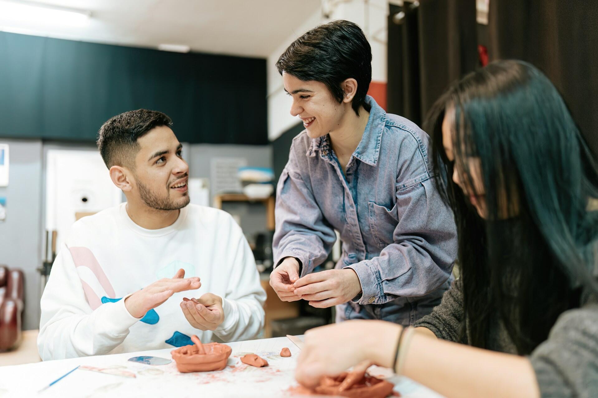Un corso di ceramica con più partecipanti 