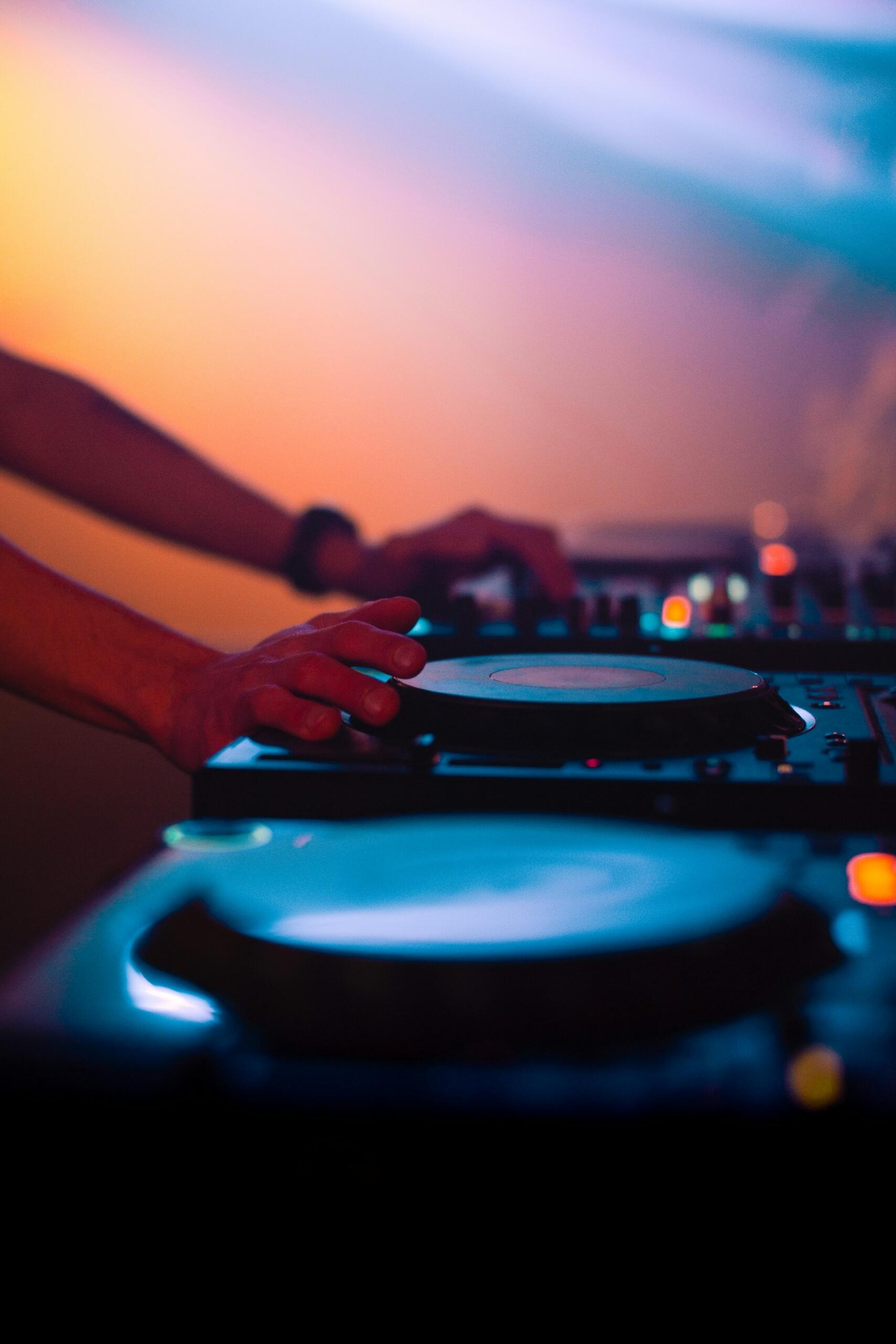 scopri come diventare dj a napoli