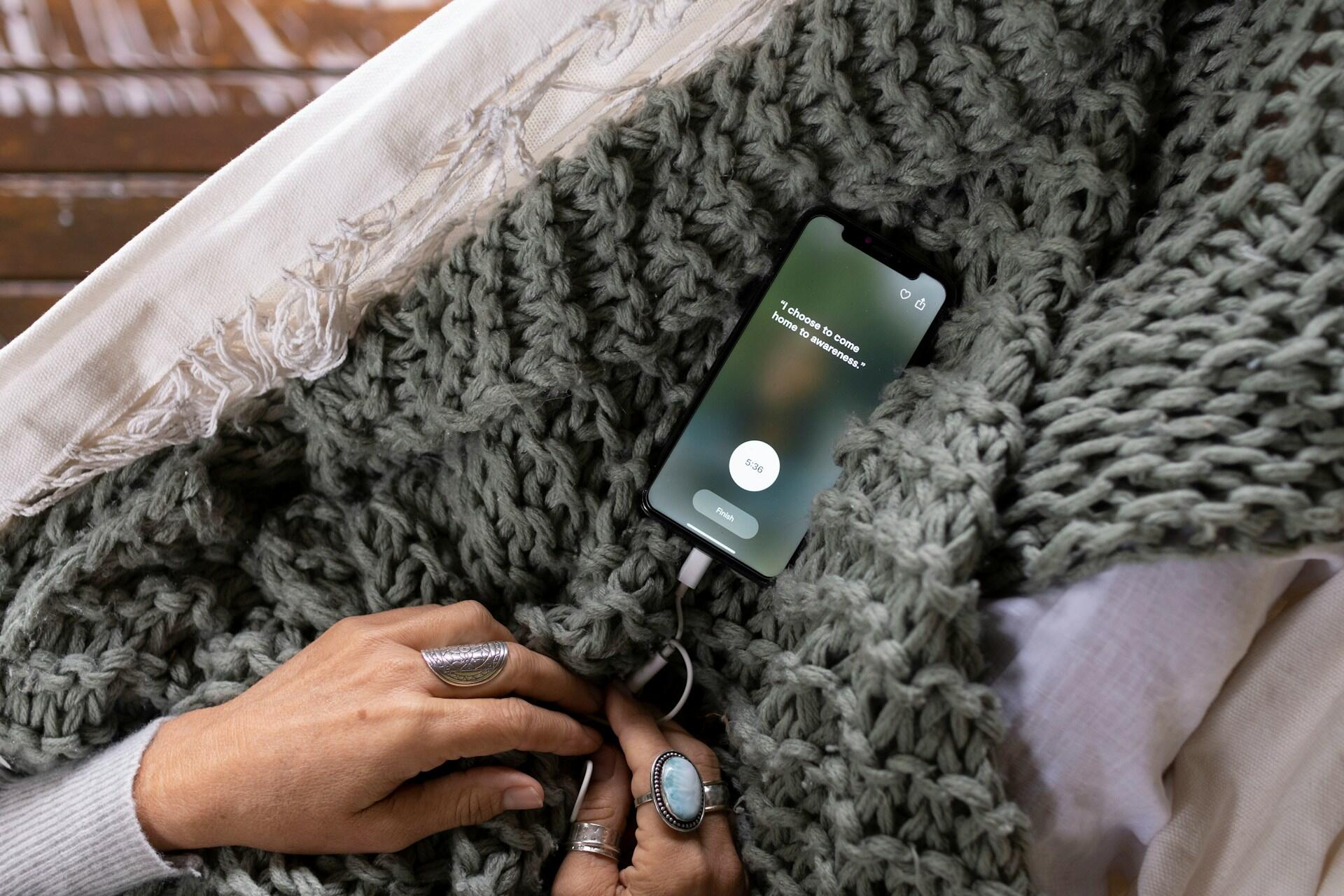 Ragazza in ambiente cozy con app per la meditazione