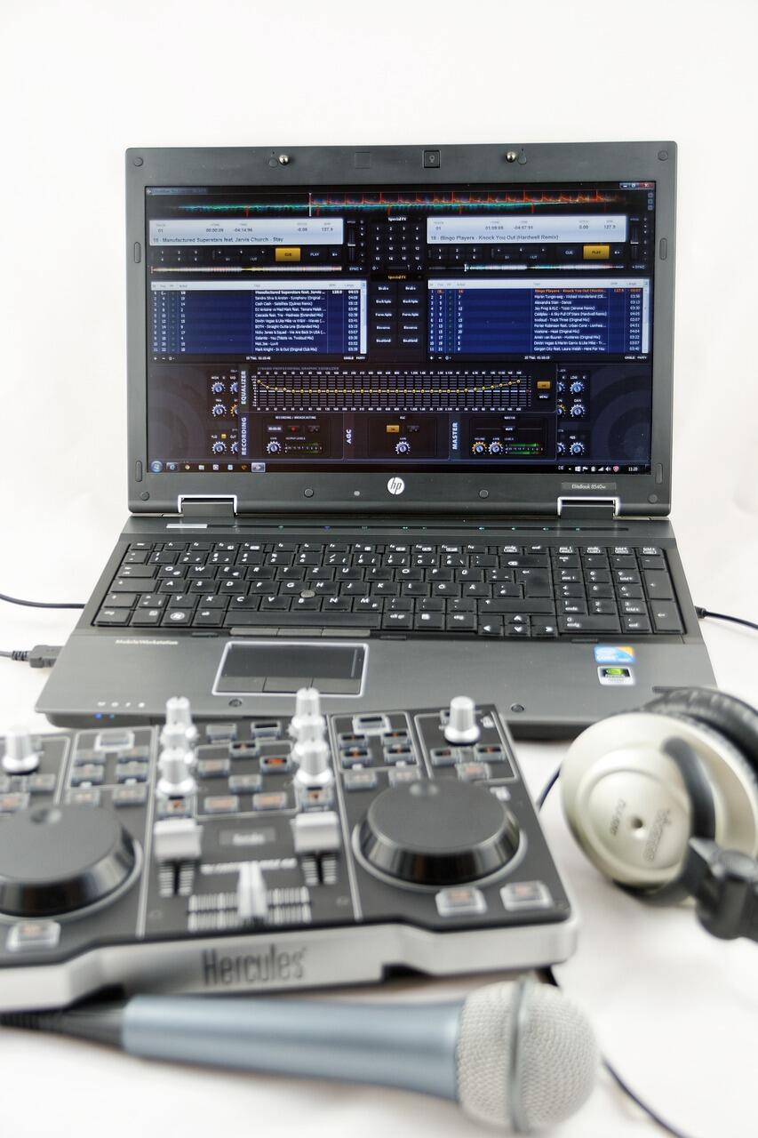 computer e mixer per produrre musica da casa